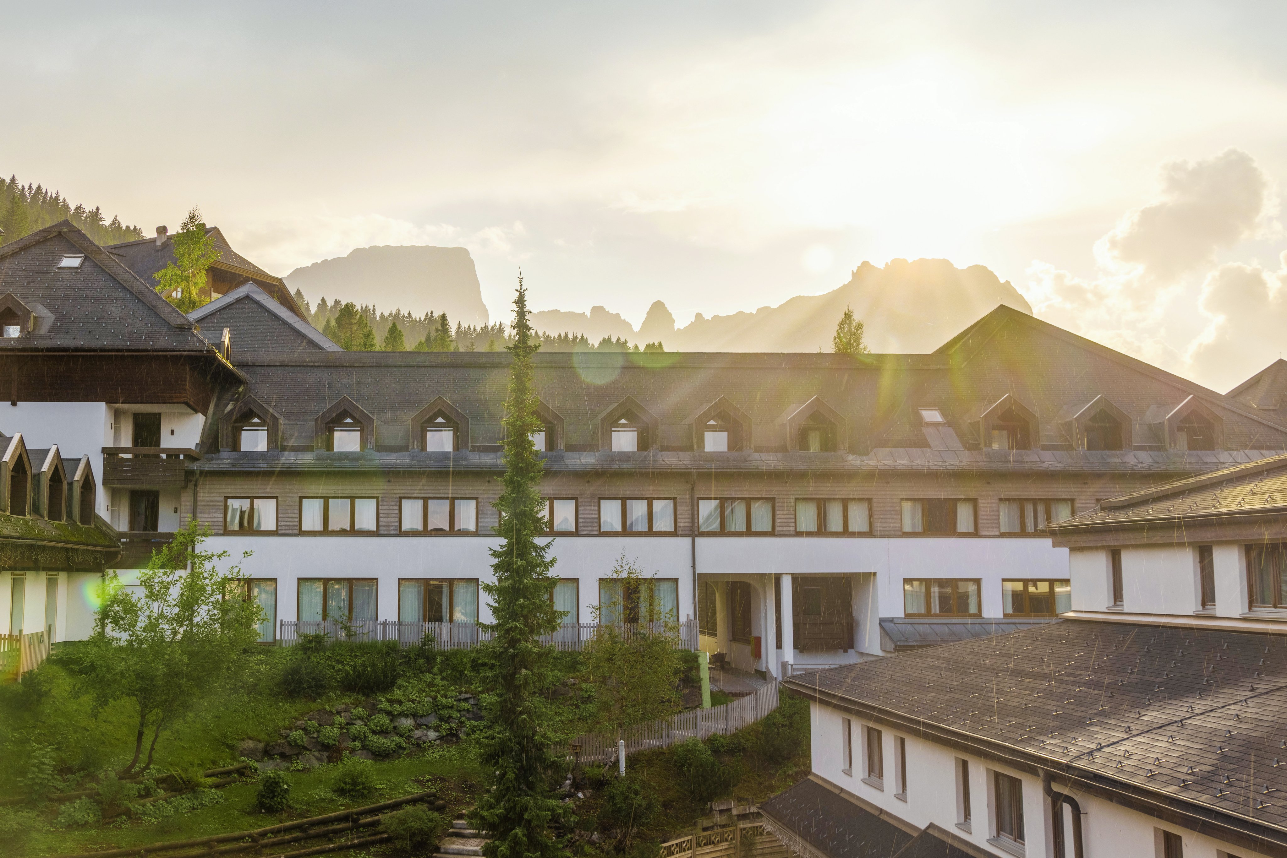 Elegant Hotelanlage im Bergurlaub mit modernen Zimmern und idyllischer Umgebung