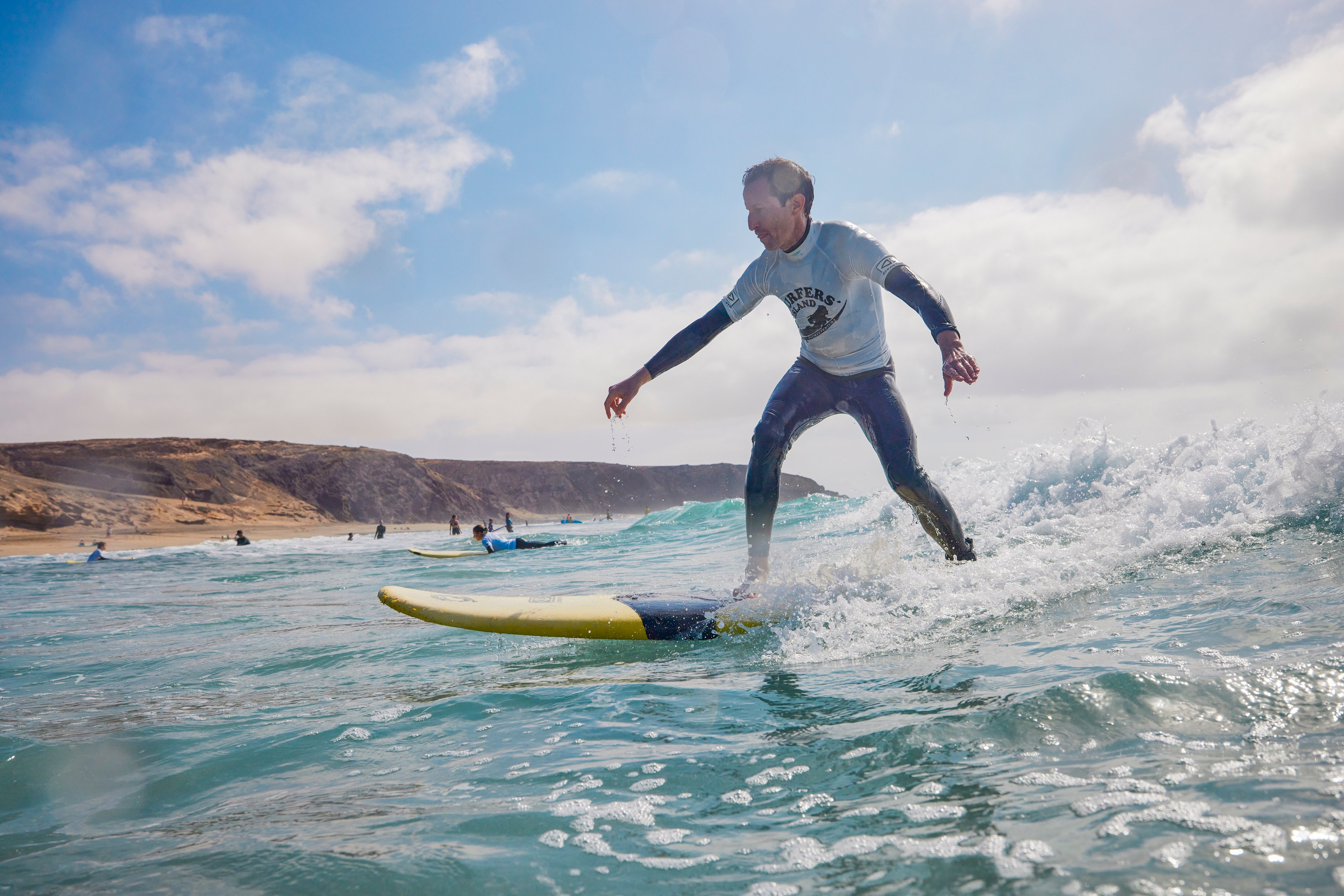 Jugendlicher beim Surfen auf dem Meer bei Sonnenlicht, ideal für Premium Cluburlaub bei Aldiana