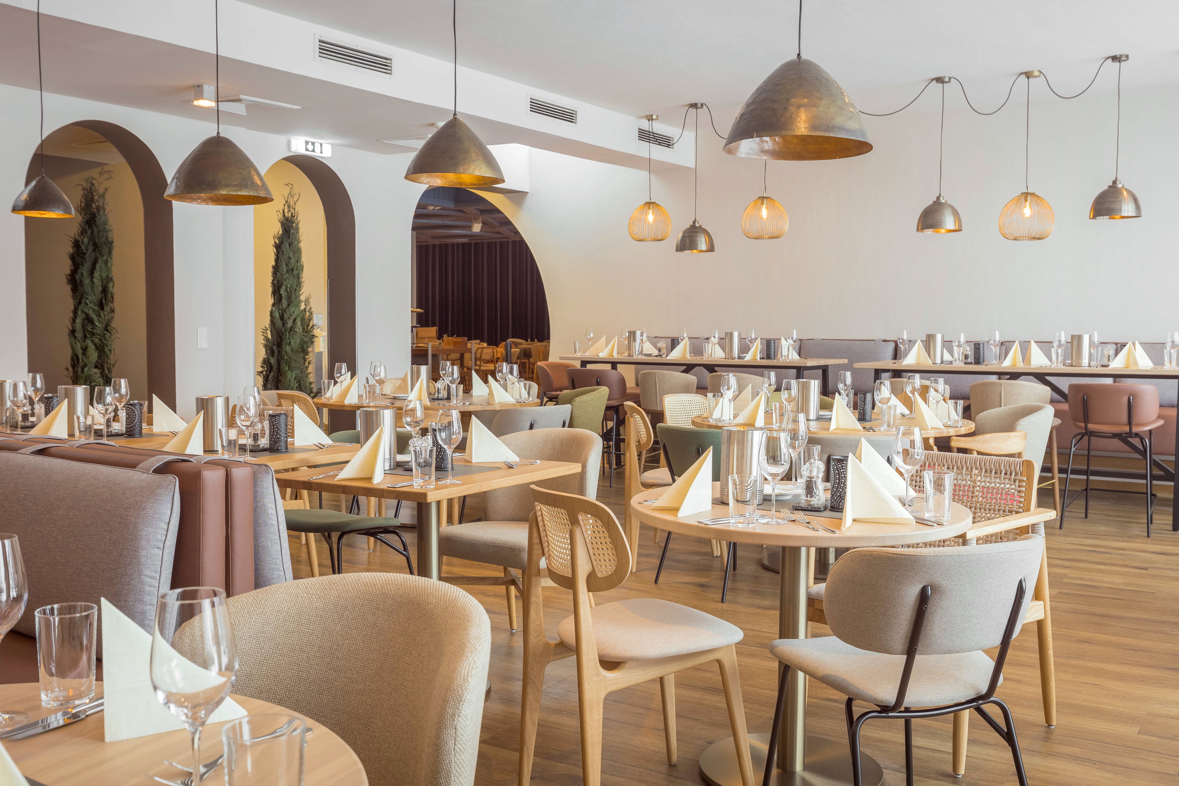 Elegantes Restaurant mit gemütlichen Sitzbereichen und stilvoller Beleuchtung bei Aldiana