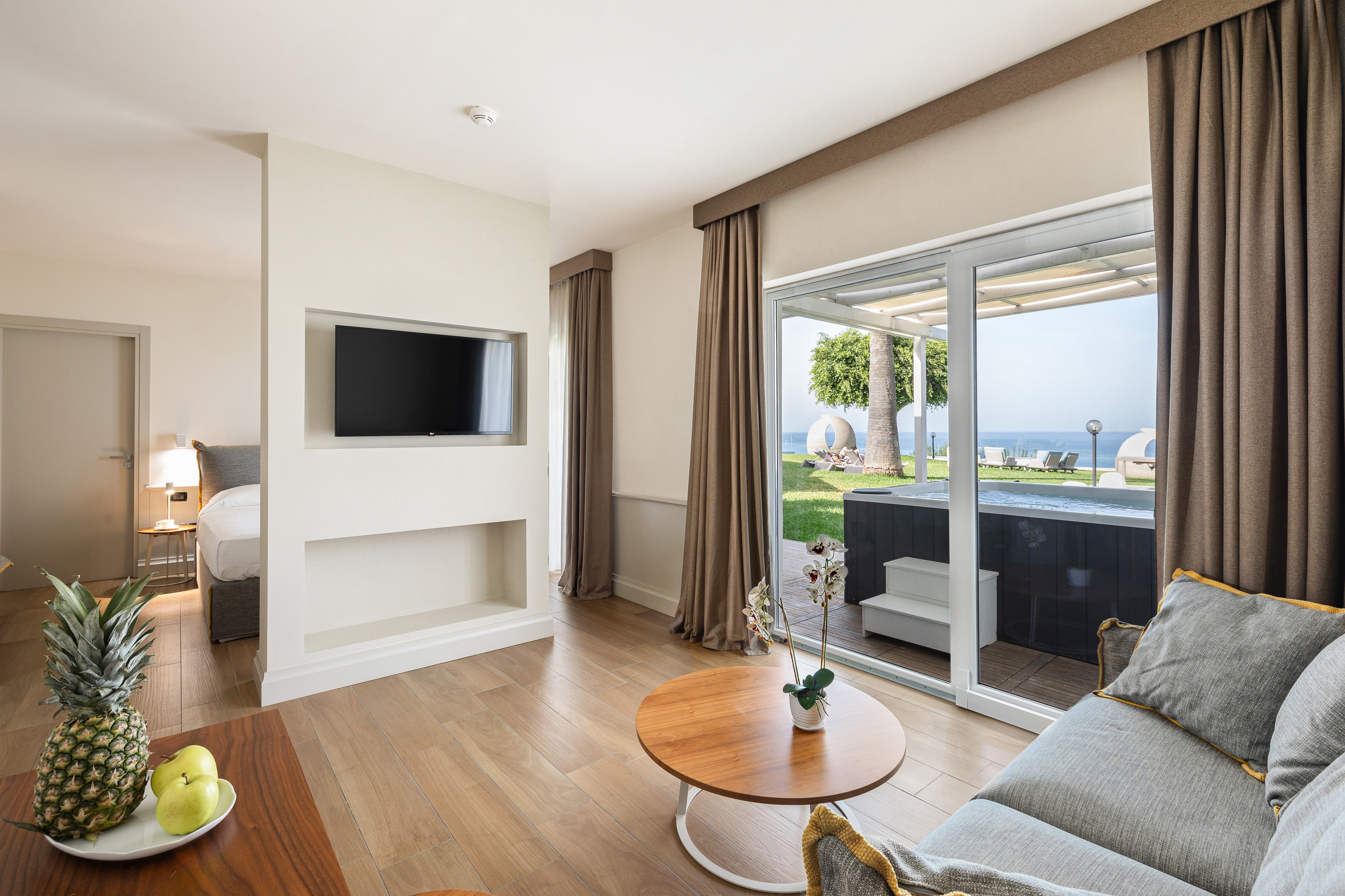 Innenaufnahme eines modernen Hotelzimmers bei Aldiana mit Balkon und Meerblick