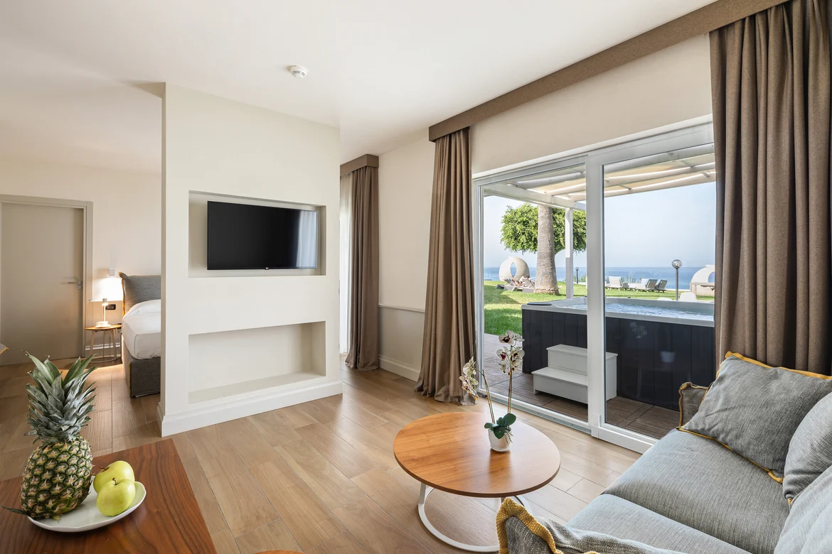 Innenaufnahme eines modernen Hotelzimmers bei Aldiana mit Balkon und Meerblick