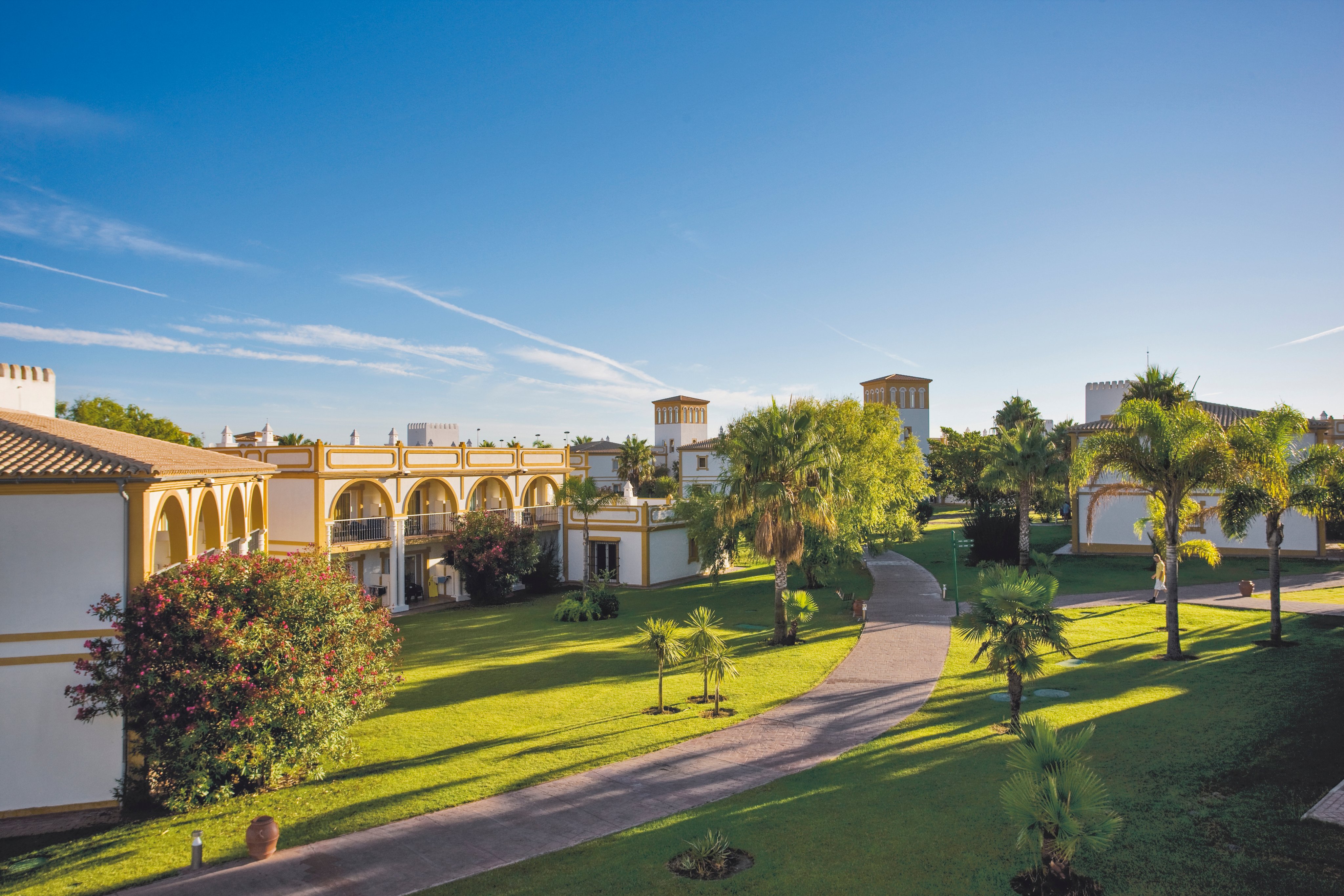 Schöne Gartenanlage im Premium Cluburlaub bei Aldiana mit Weg und Pflanzen