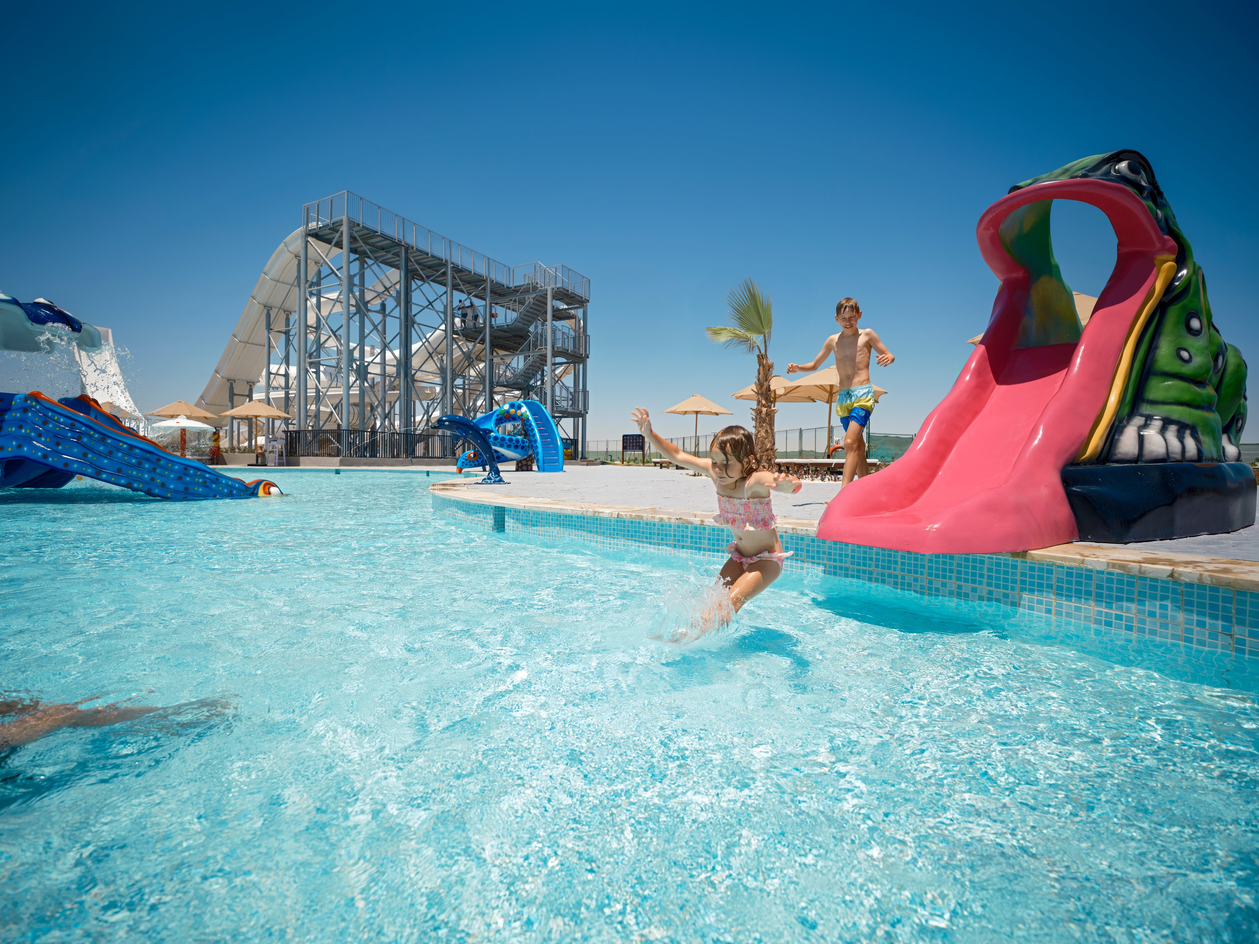 Kinder spielen im Wasserpark bei Aldiana, mit Rutschen und Wasseranimation im Urlaub
