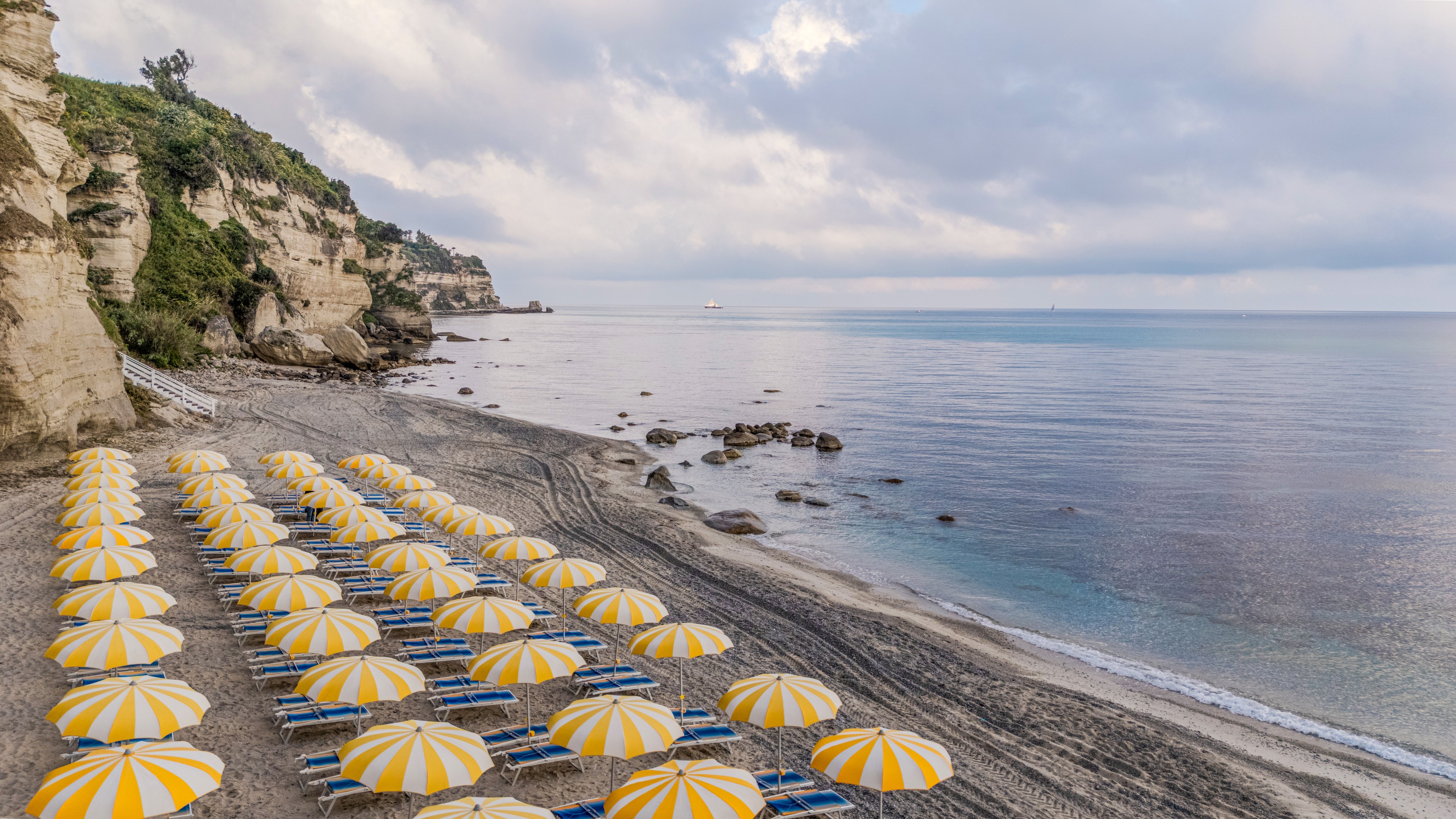 Strand mit Sonnenliegen und Sonnenschirmen bei Aldiana, ideal für Premium Cluburlaub in entspannter Atmosphäre