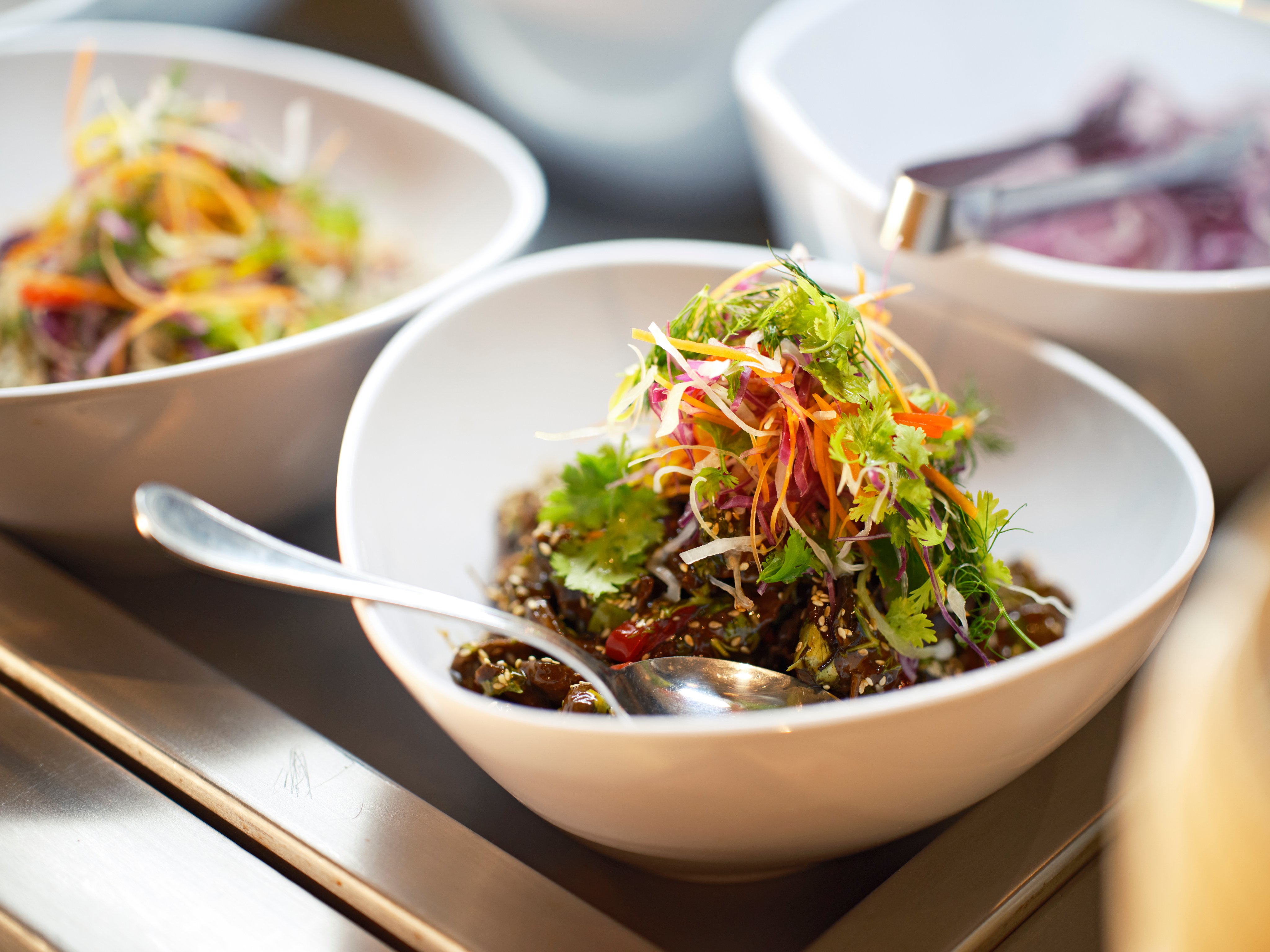 Bunte Salatschüssel mit frischem Gemüse bei Aldiana Premium Cluburlaub