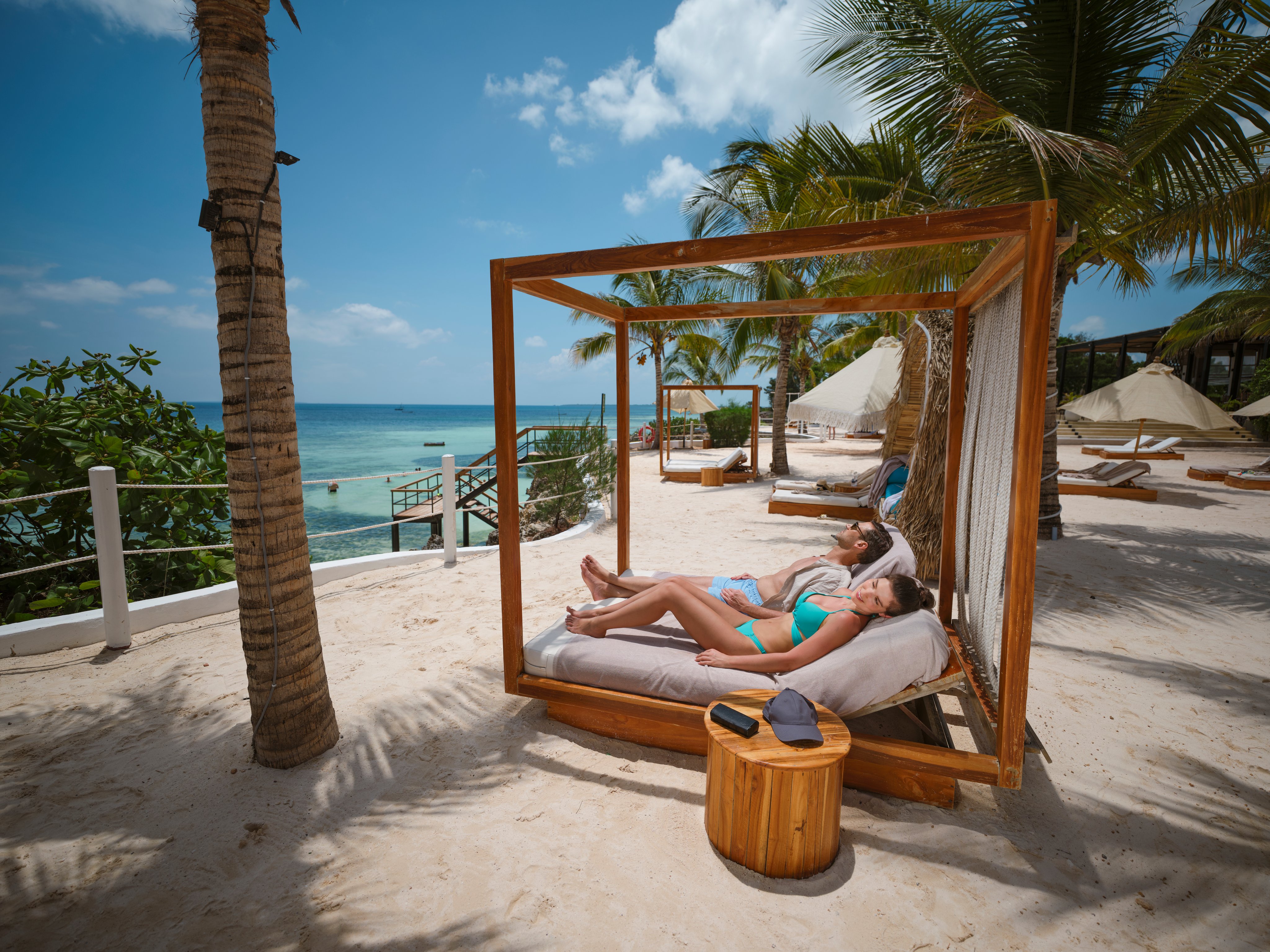Entspannende Strandliege mit ansprechendem Holzdesign und Blick aufs Meer.