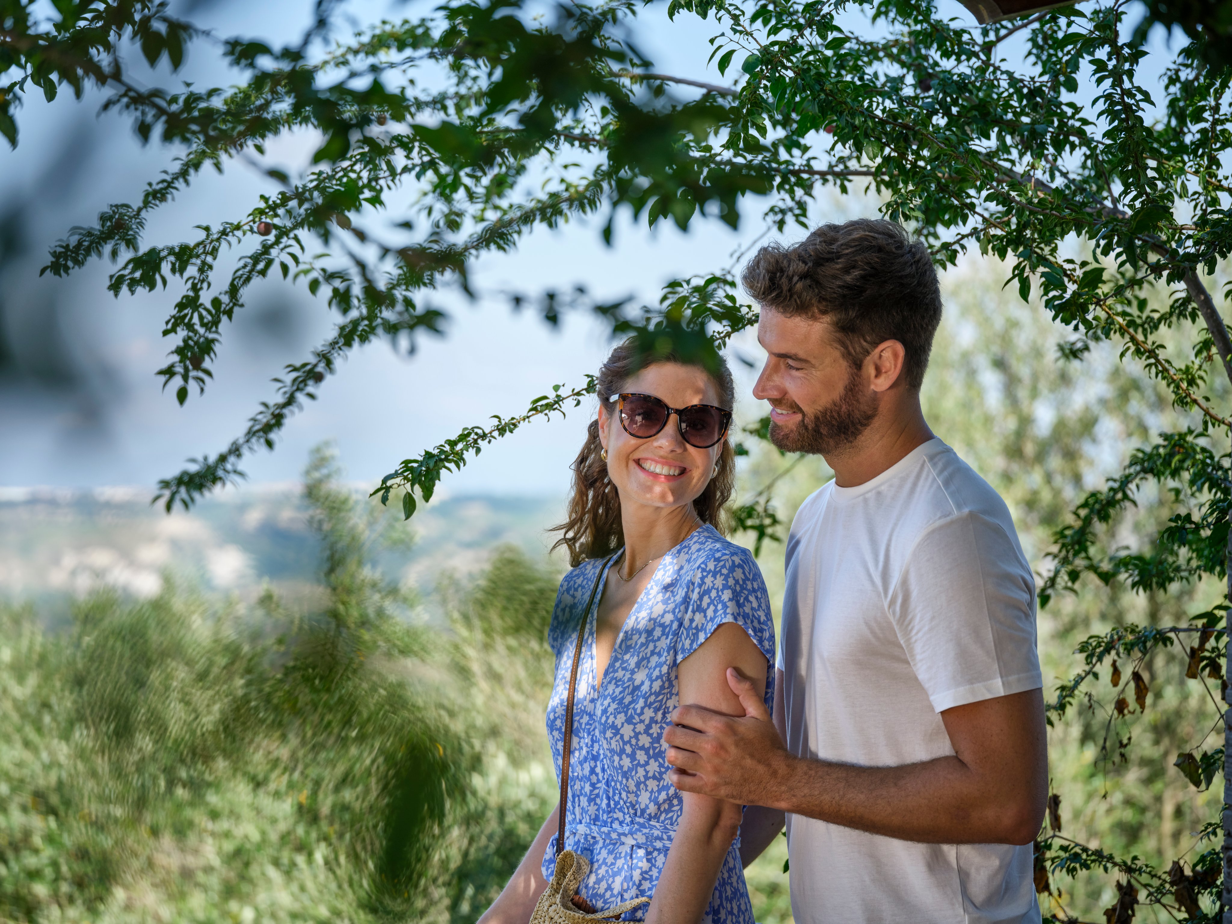 Ein Paar entspannt sich unter Baum im angenehmen Clublayout von Aldiana am Strand