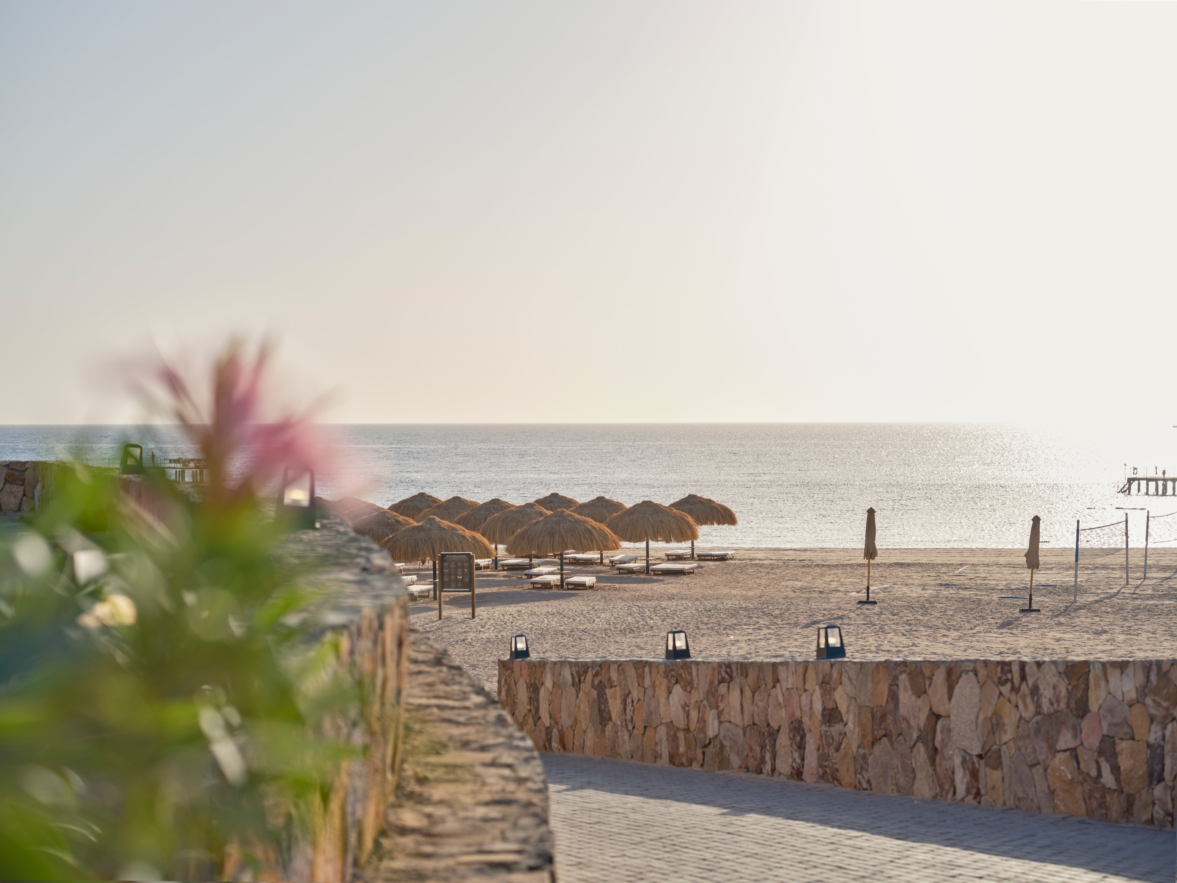 Entdecken Sie das Urlaubsparadies bei Aldiana am Strand mit Sonne, Meer und Komfort.