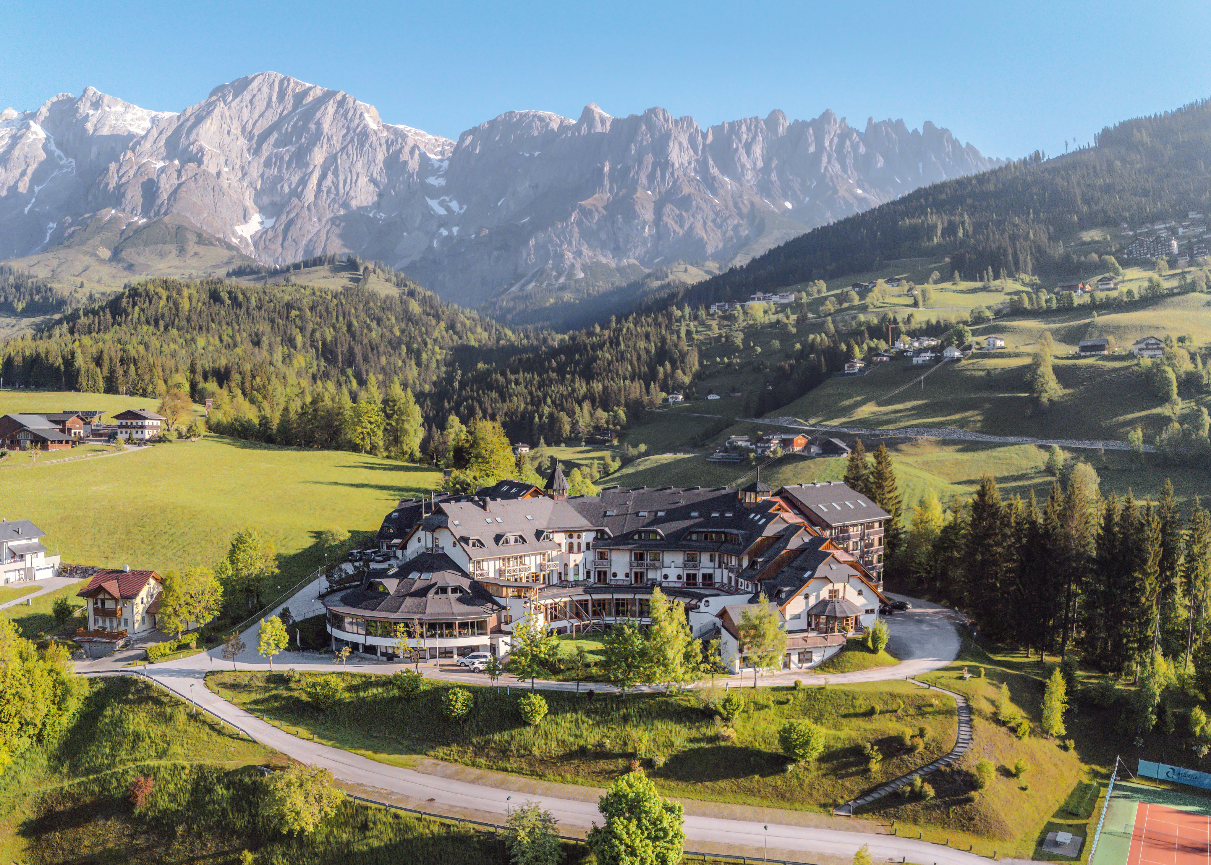 Luxuriöses Aldiana Clubhotel in malerischer Berglandschaft mit Blick auf die Berge