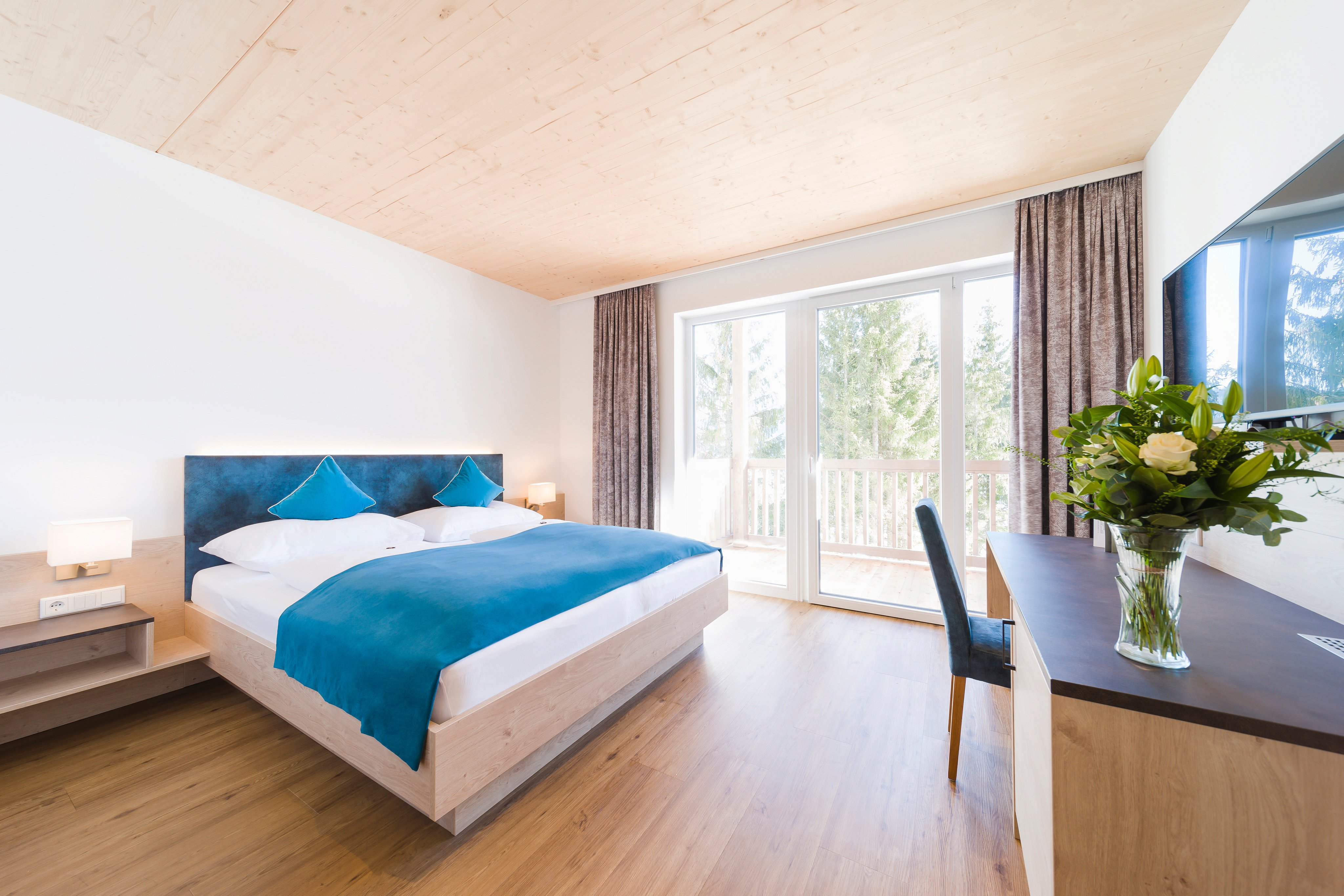 Elegantes Hotelzimmer bei Aldiana mit Doppelbett, Terrasse und natürlichem Licht