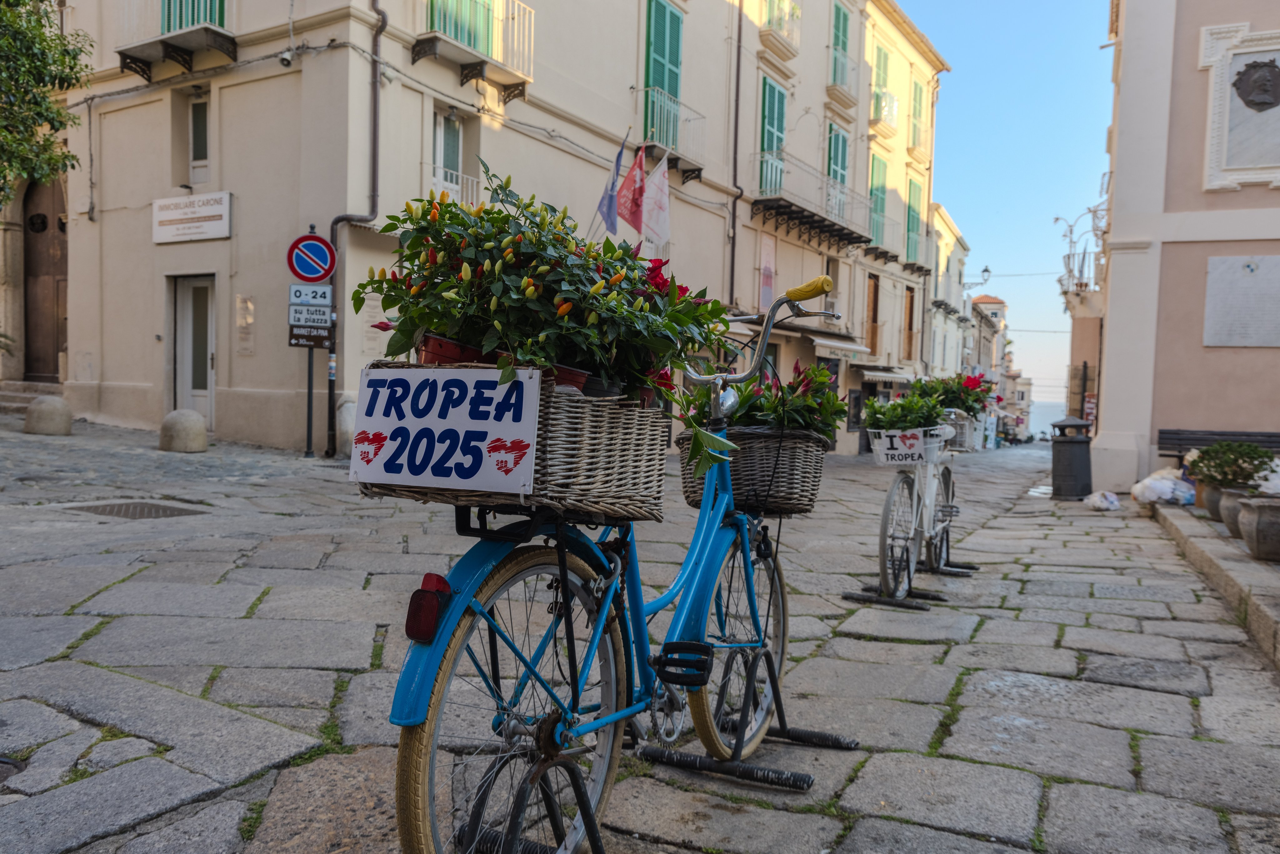 Bunte Blumen auf einem Fahrrad in einer italienischen Stadt für Premium Cluburlaub von Aldiana
