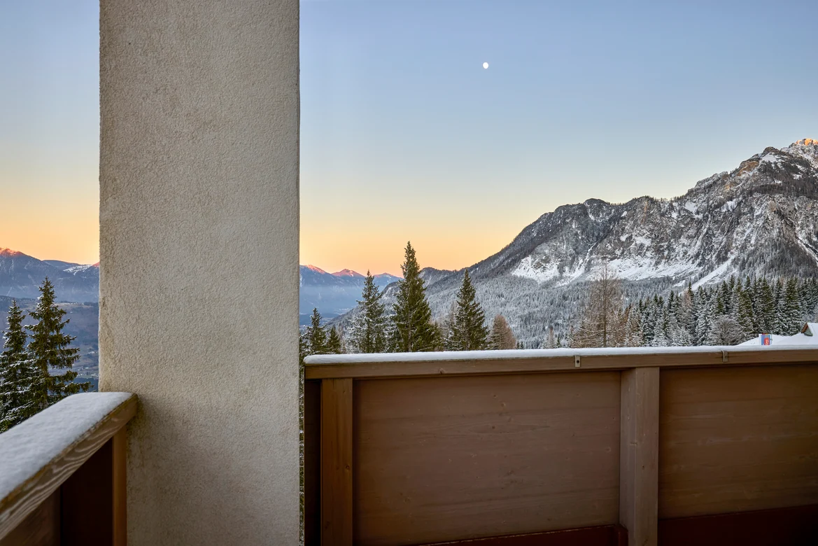 Blick auf winterliche Berge vom Balkon bei Aldiana, ruhige Urlaubsszene in Natur