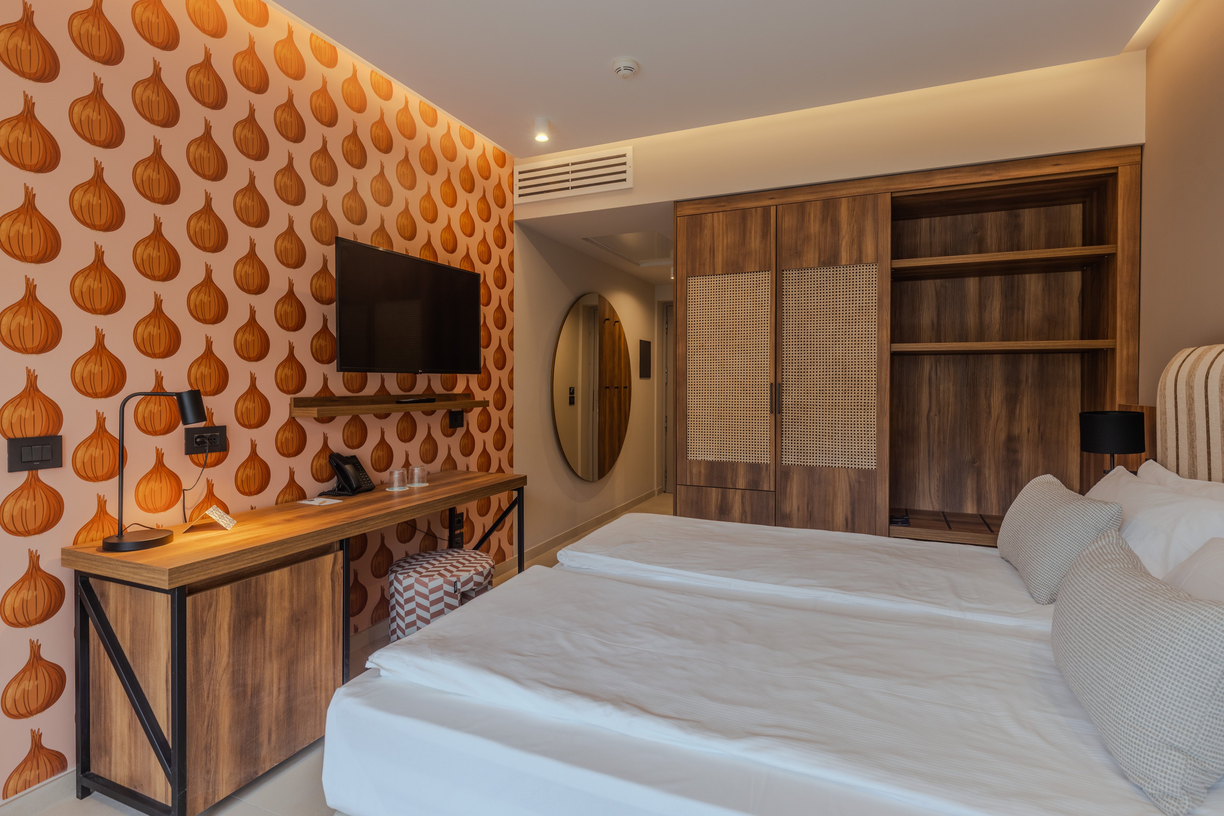 Schlafzimmer im Hotelzimmer mit Schrank, Wandbild und Fernseher, modernes Design