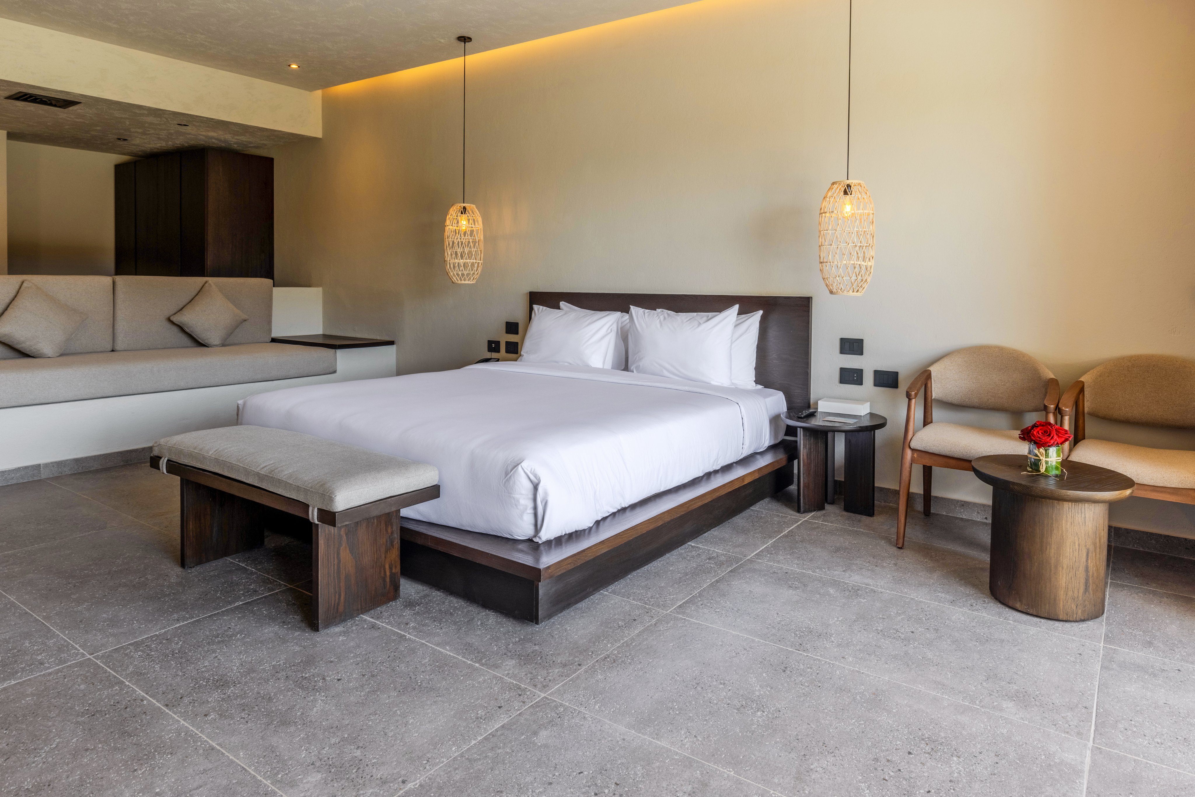 Gemütliches Hotelzimmer mit Bett, Sitzbereich und modernem Design.