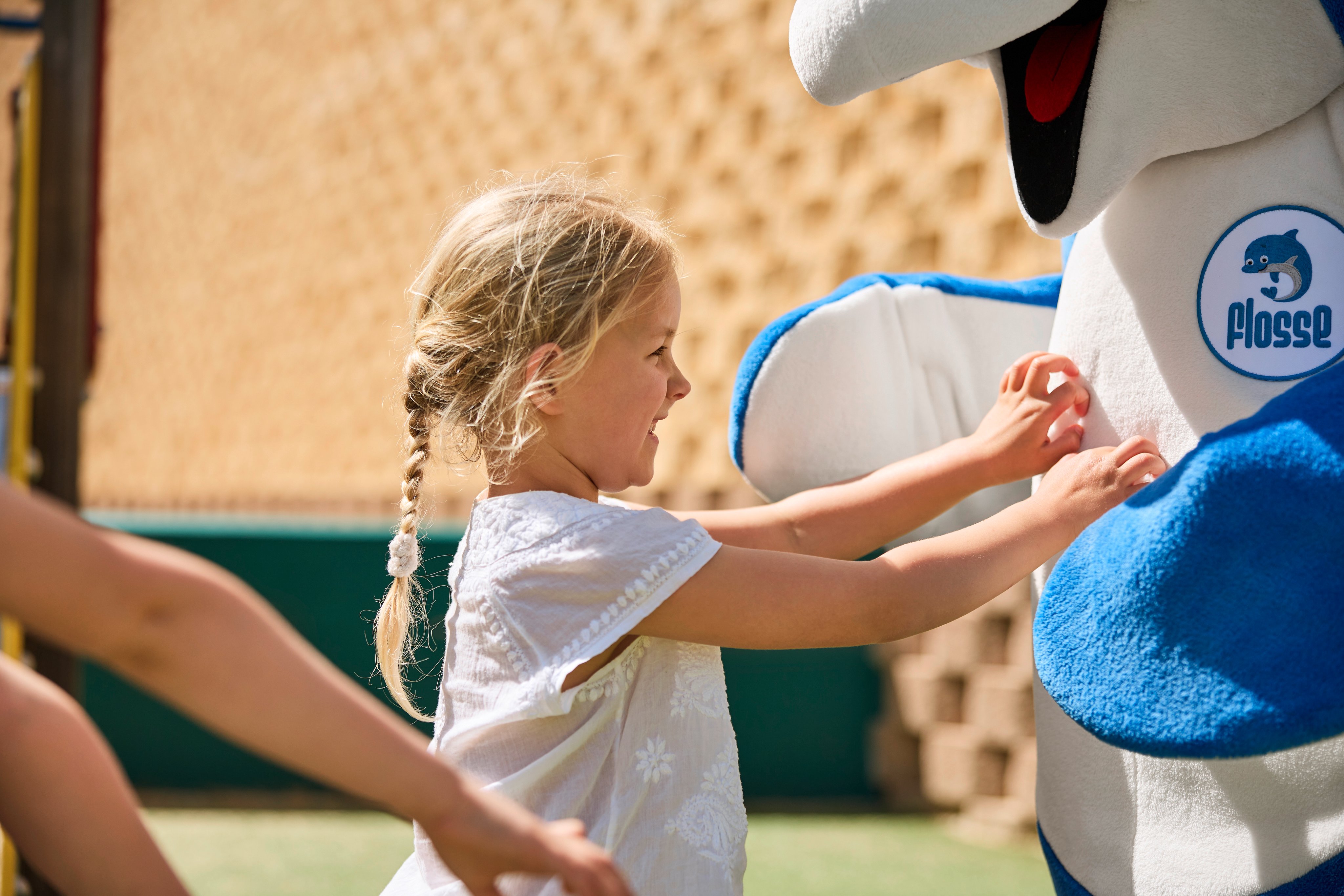 Kindergschaft beim Freizeitspaß mit Aldiana Maskottchen, fröhliche Atmosphäre, kindgerechtes Erlebnis