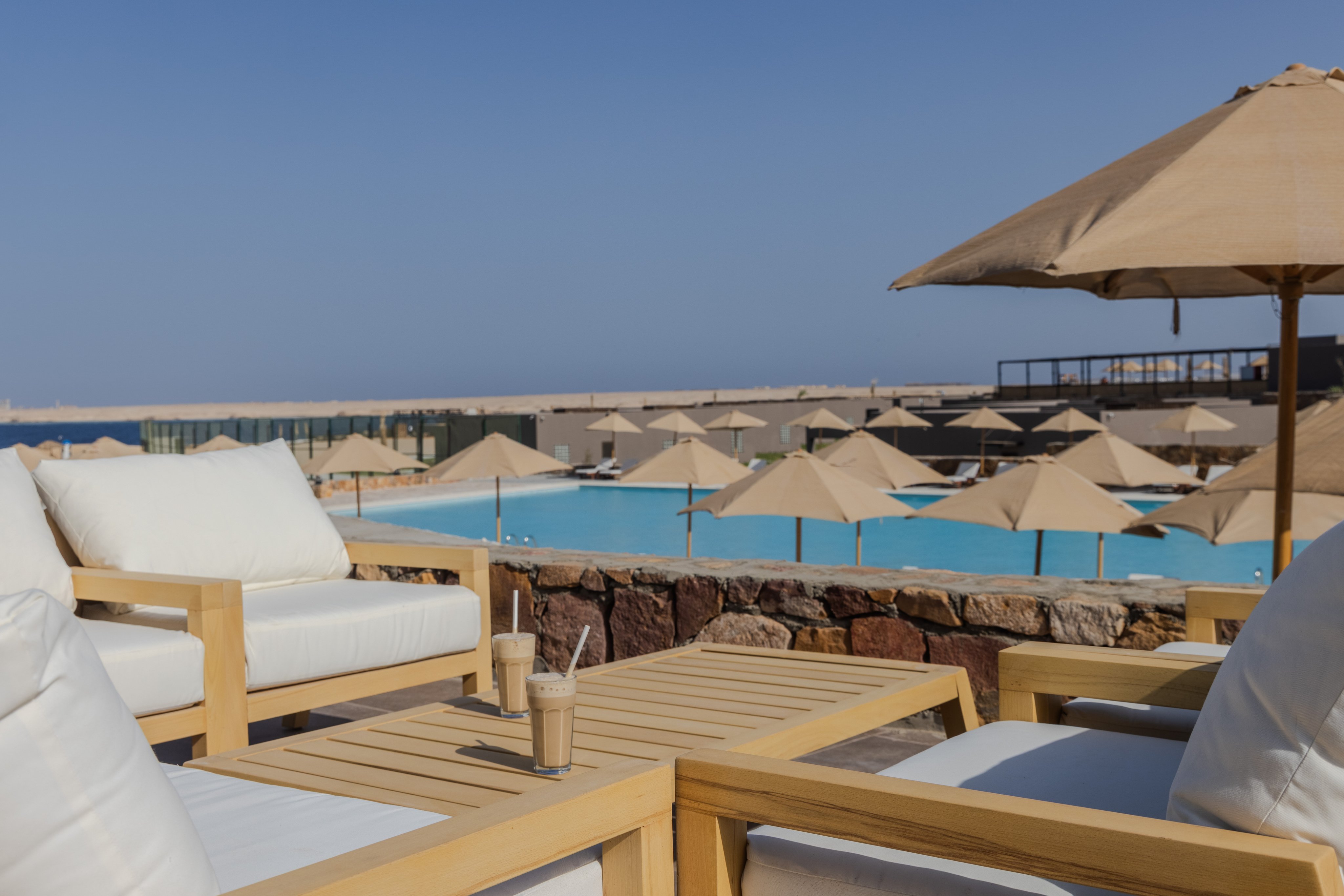 Connect Bar Outdoor mit Blick auf den Pool