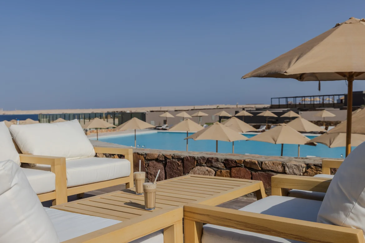 Connect Bar Outdoor mit Blick auf den Pool