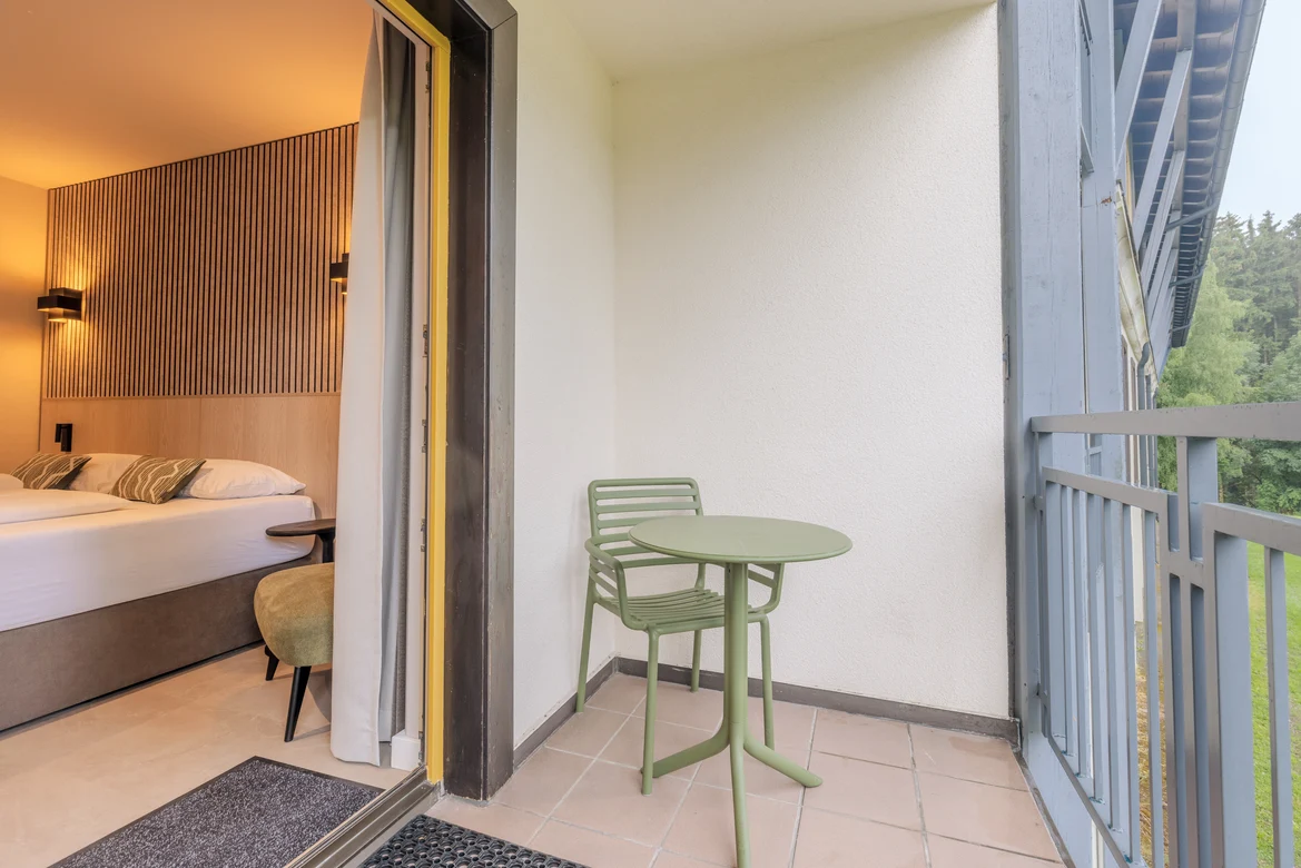 Balkon mit Sitzplatz im Premium Cluburlaub von Aldiana, Blick auf Natur und Umgebung