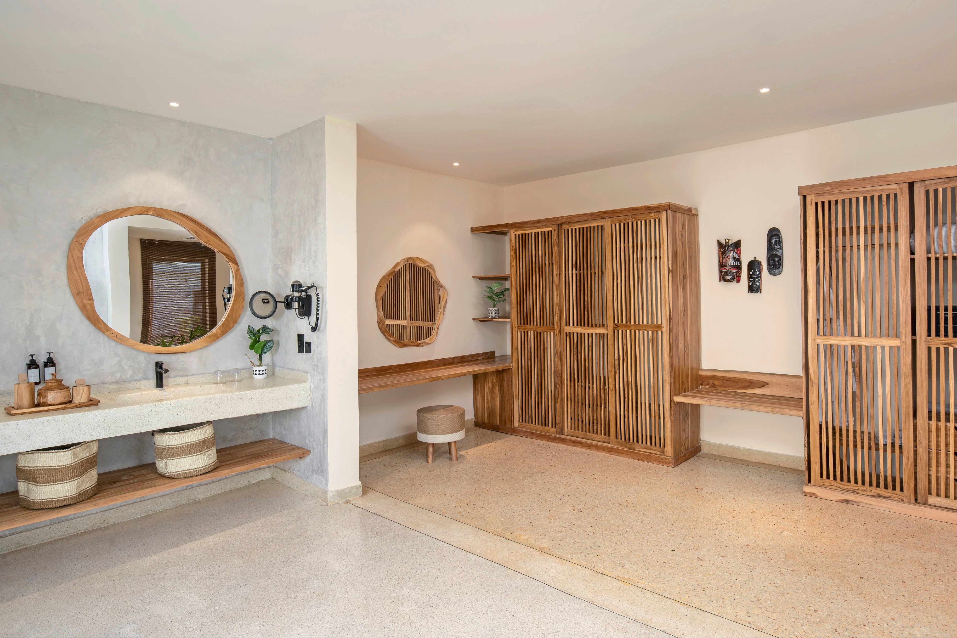 Elegantes Spa- oder Wellnessbereich mit natürlichen Holzelementen und gemütlicher Atmosphäre