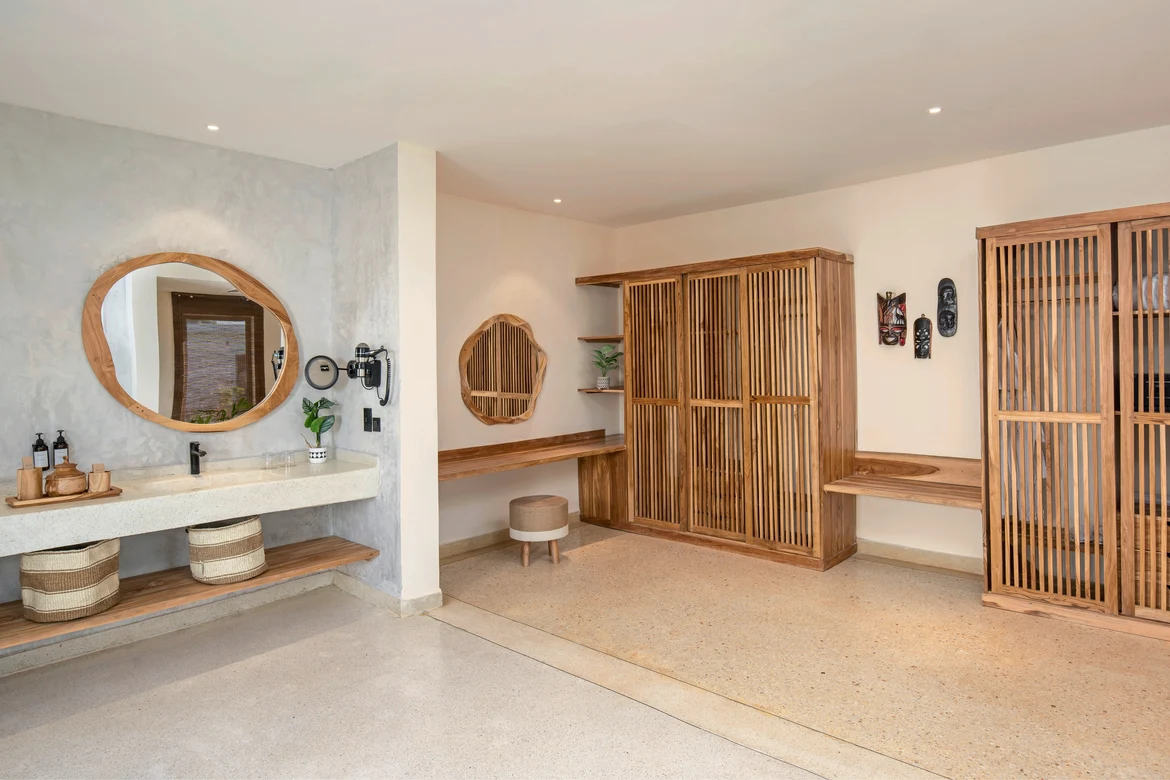 Elegantes Spa- oder Wellnessbereich mit natürlichen Holzelementen und gemütlicher Atmosphäre