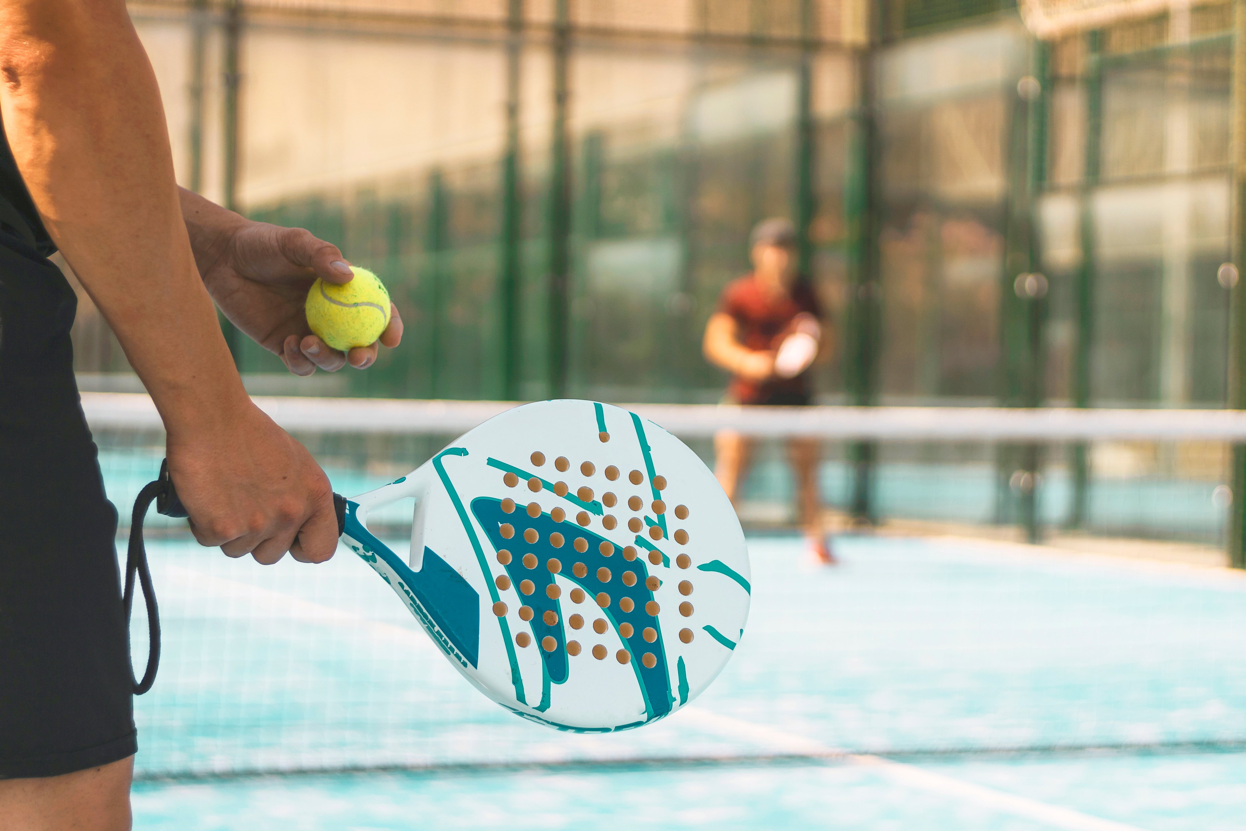 Mann hält einen Tennisschläger und Tennisball, Sport im Freien, Aktivurlaub bei Aldiana