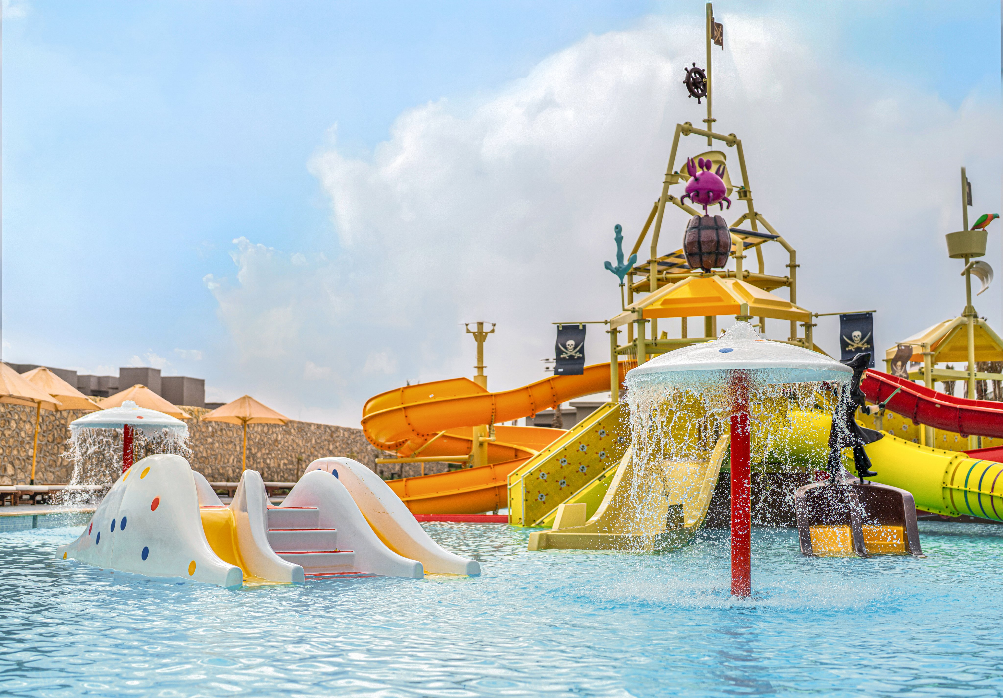 Bunter Wasserpark mit Rutschen und Wasseranlagen im Premium Cluburlaub bei Aldiana