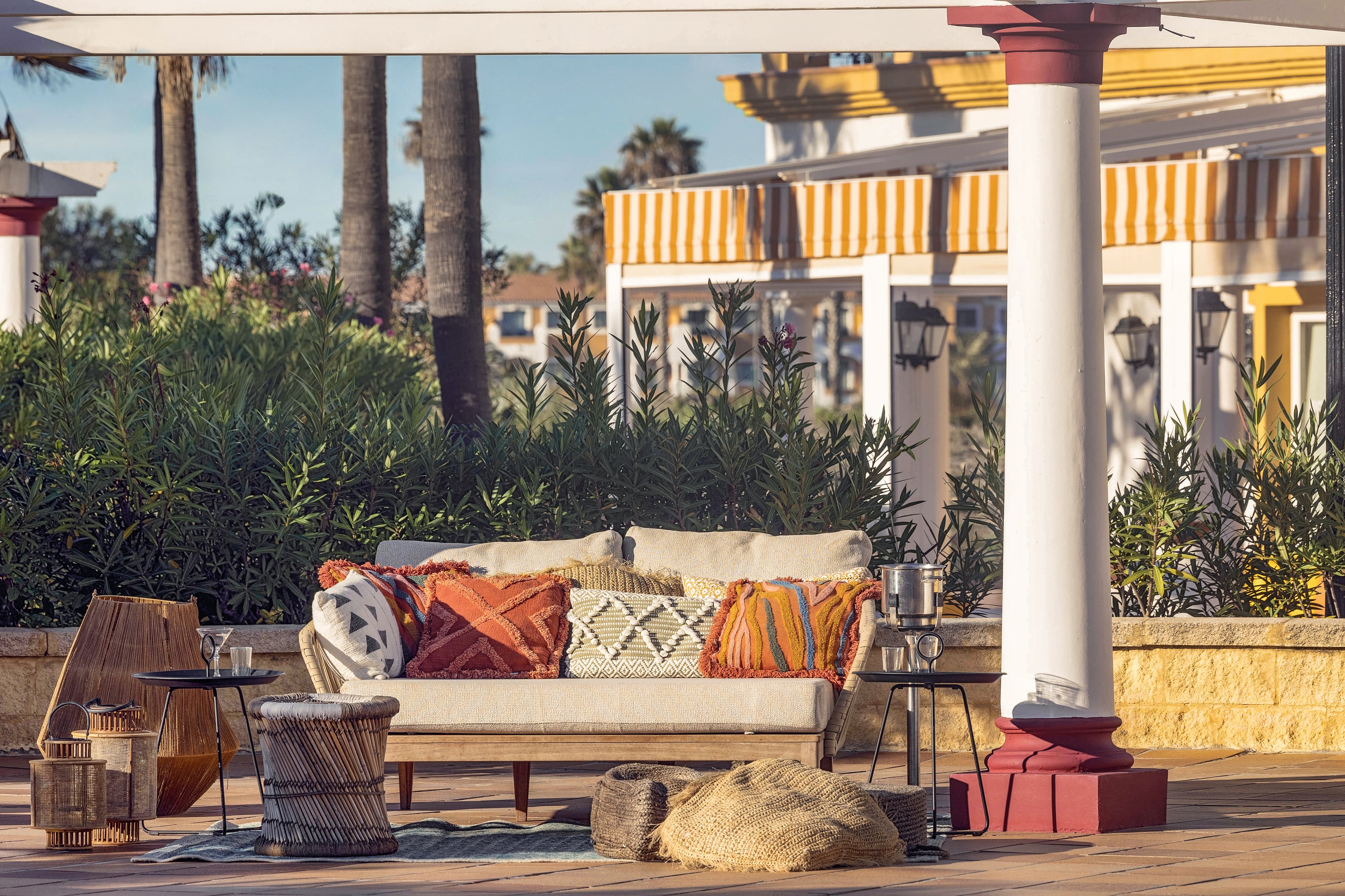 Gemütliche Lounge im Premium Cluburlaub von Aldiana mit Sofa und Dekorationen