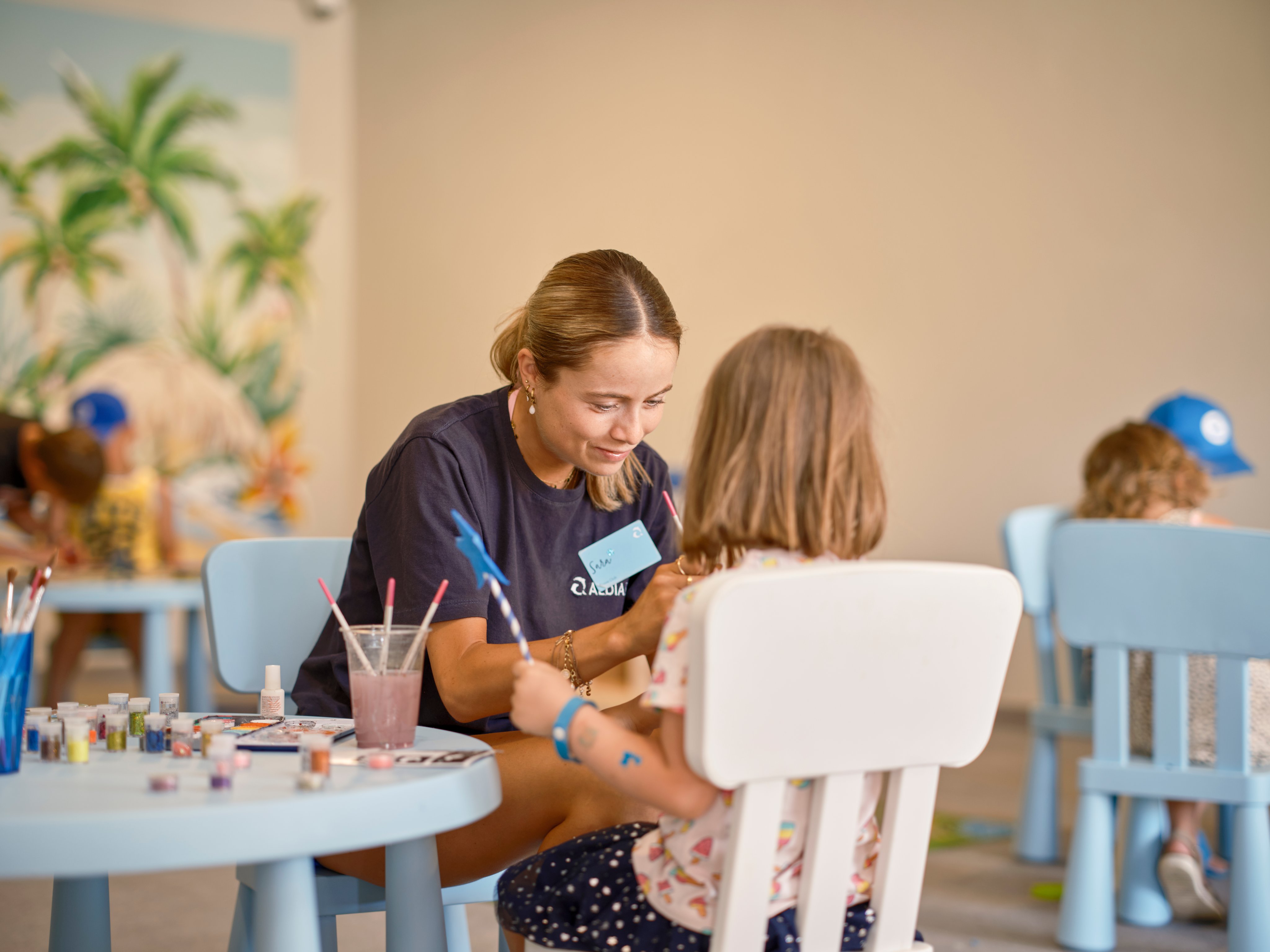 Kinder beim Basteln in einem hellen, freundlich gestalteten Aldiana Club.