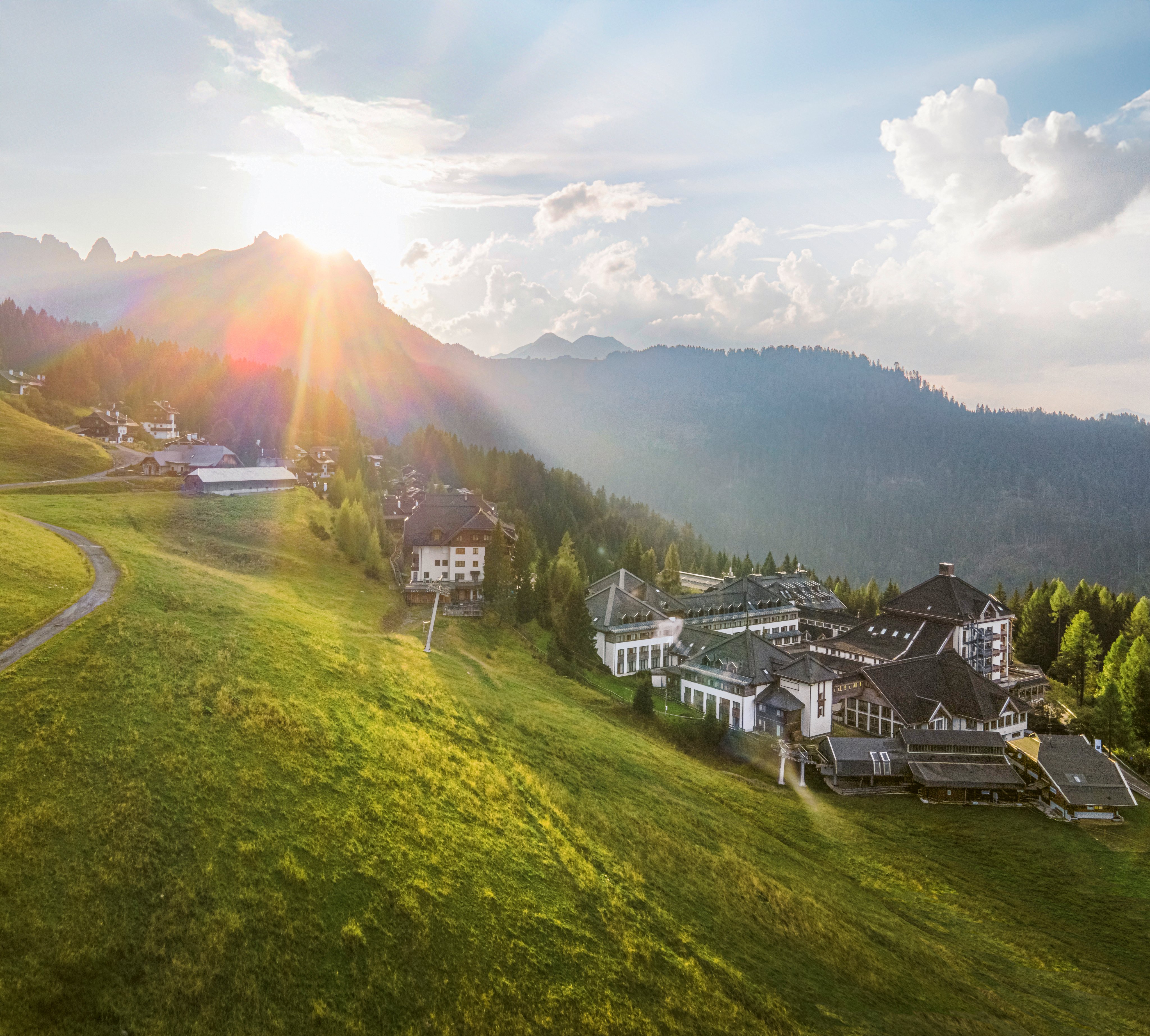 Bild eines hochwertigen Premium Cluburlaubs bei Aldiana in malerischer Berglandschaft