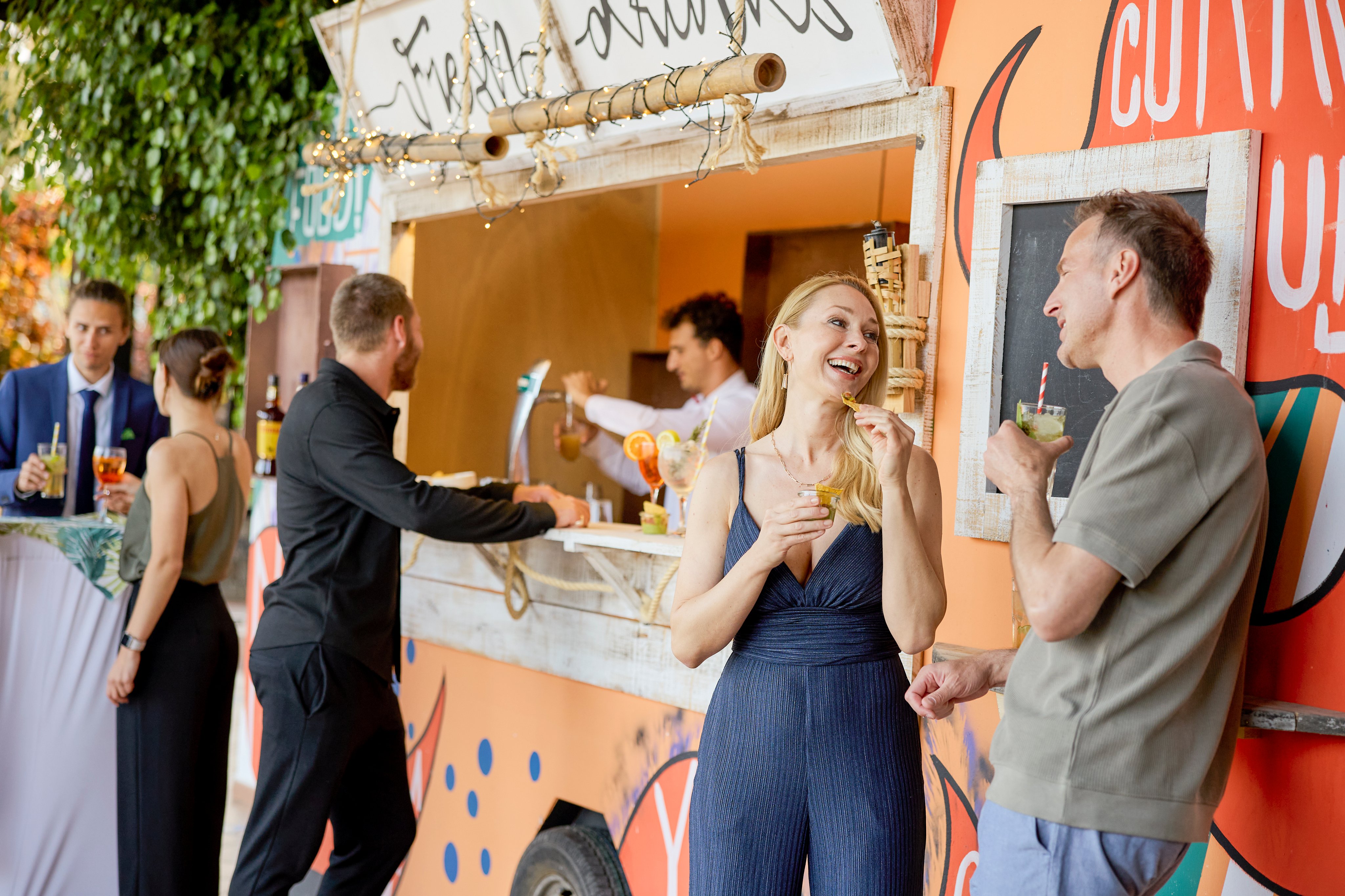 Menschen beim stilvollen Cluburlaub bei Aldiana, genossen Drinks an Foodständen im Freien