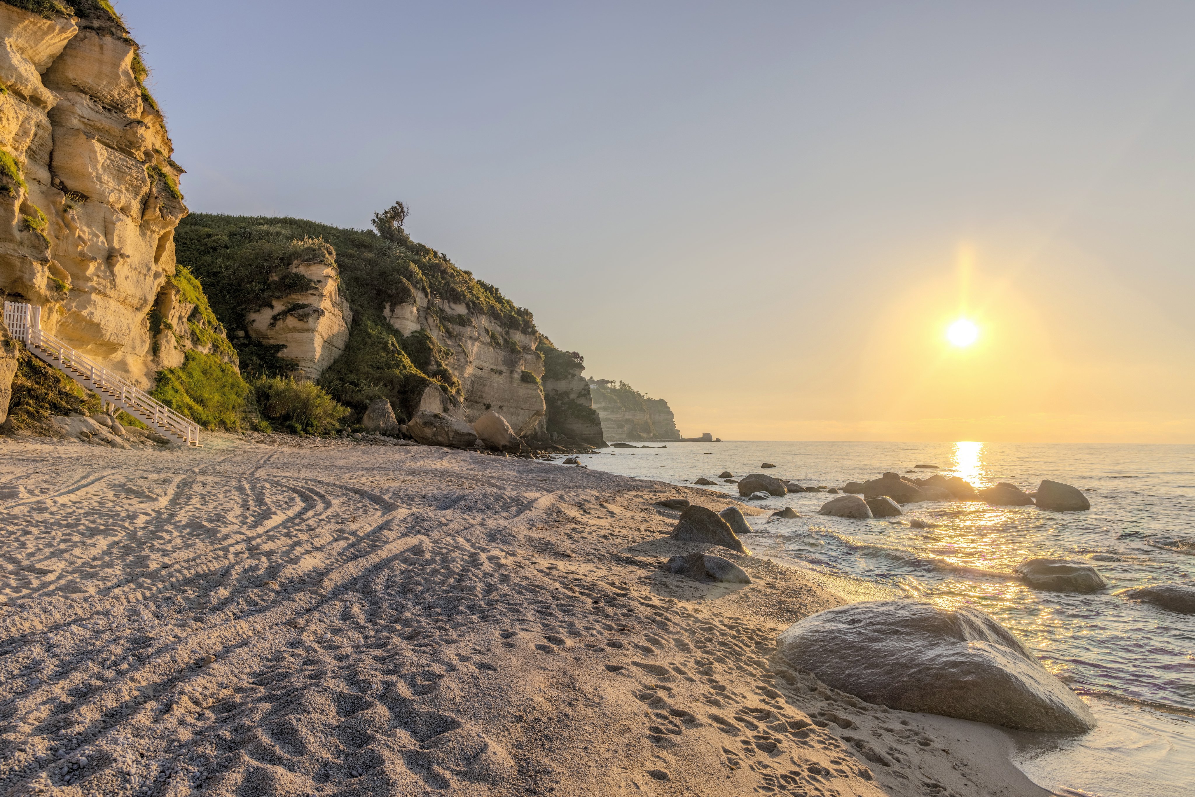 Strand bei Sonnenuntergang auf einer Klippe mit Blick aufs Meer, ideal für Premium Cluburlaub