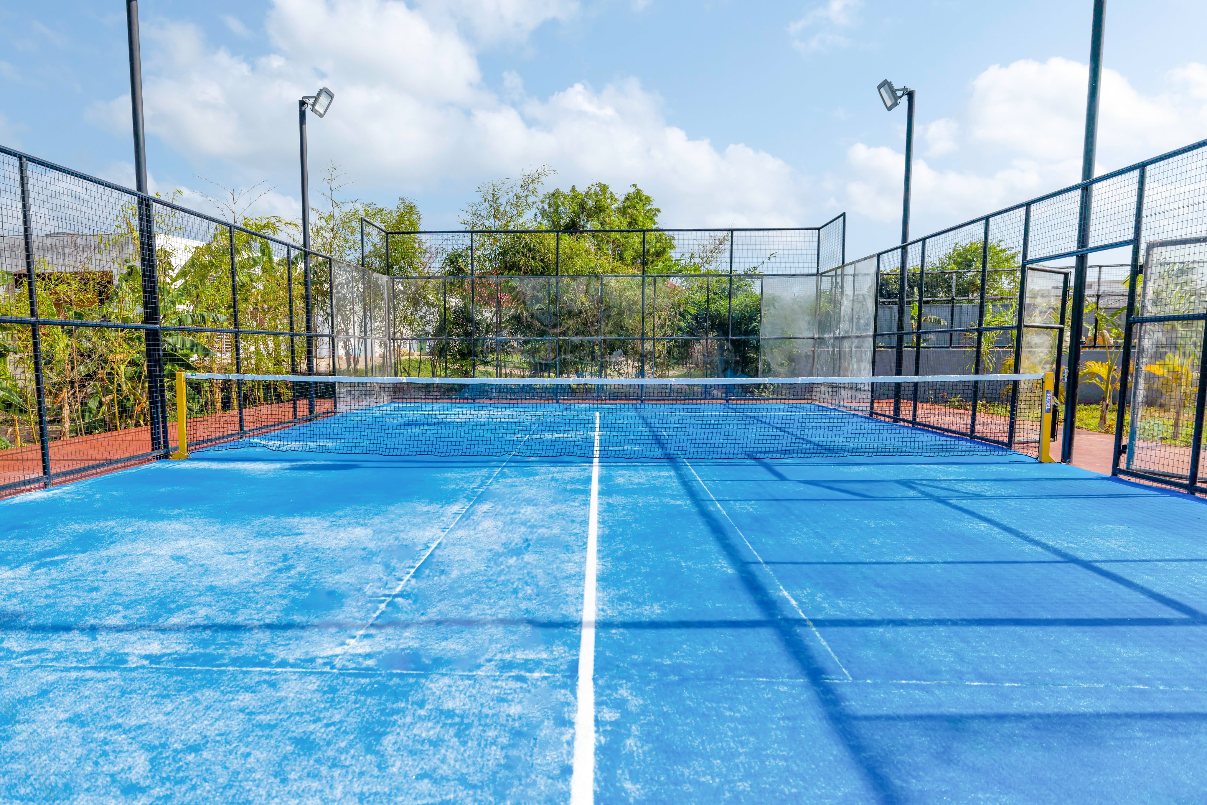 Leeres Tenniscourt bei Aldiana mit blauer Spielfläche und umgebendem Zaun