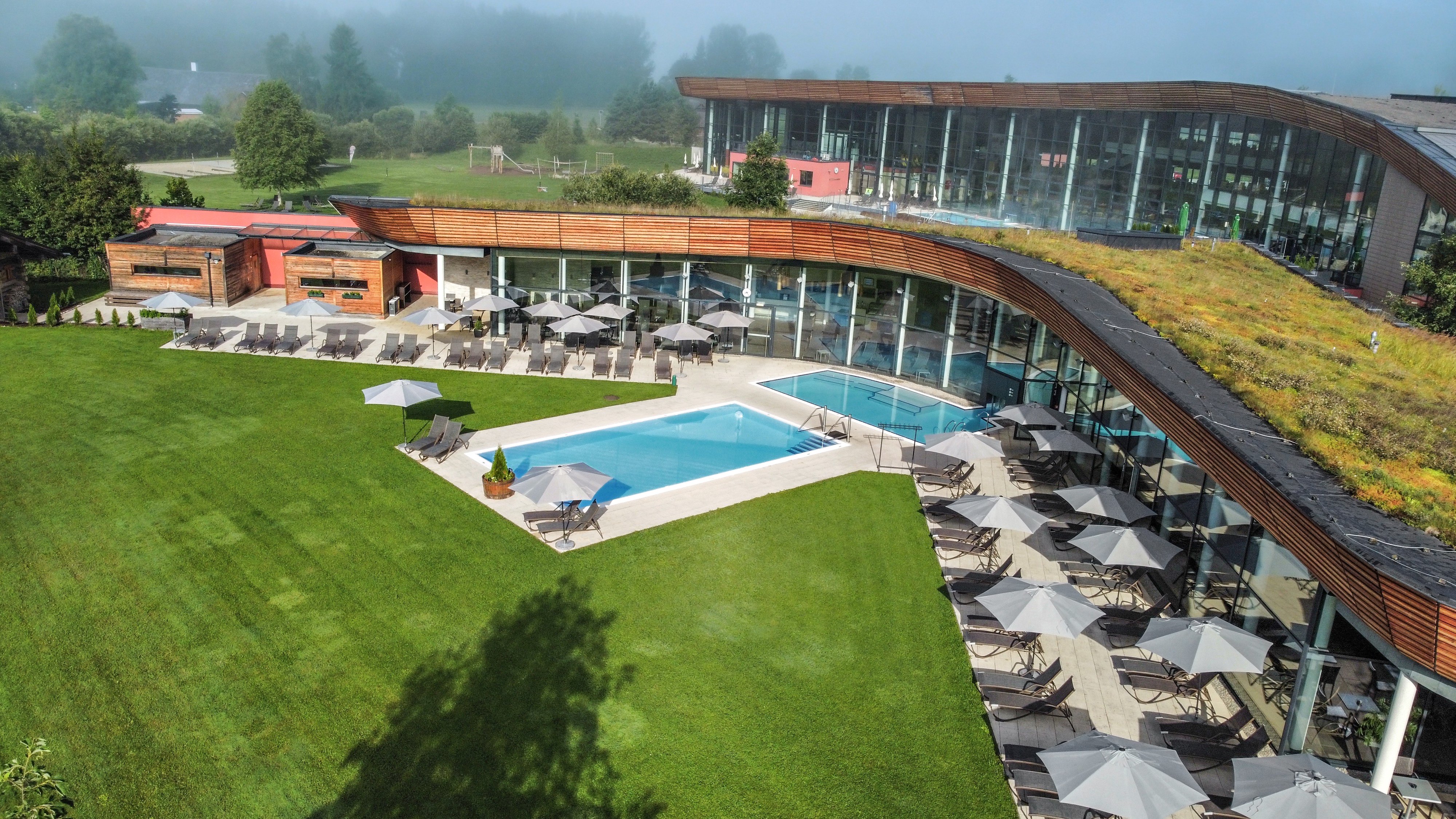 Aldiana Club mit Pool, Sonnenschirme und gepflegte Grünfläche in Premium Urlaubsanlage