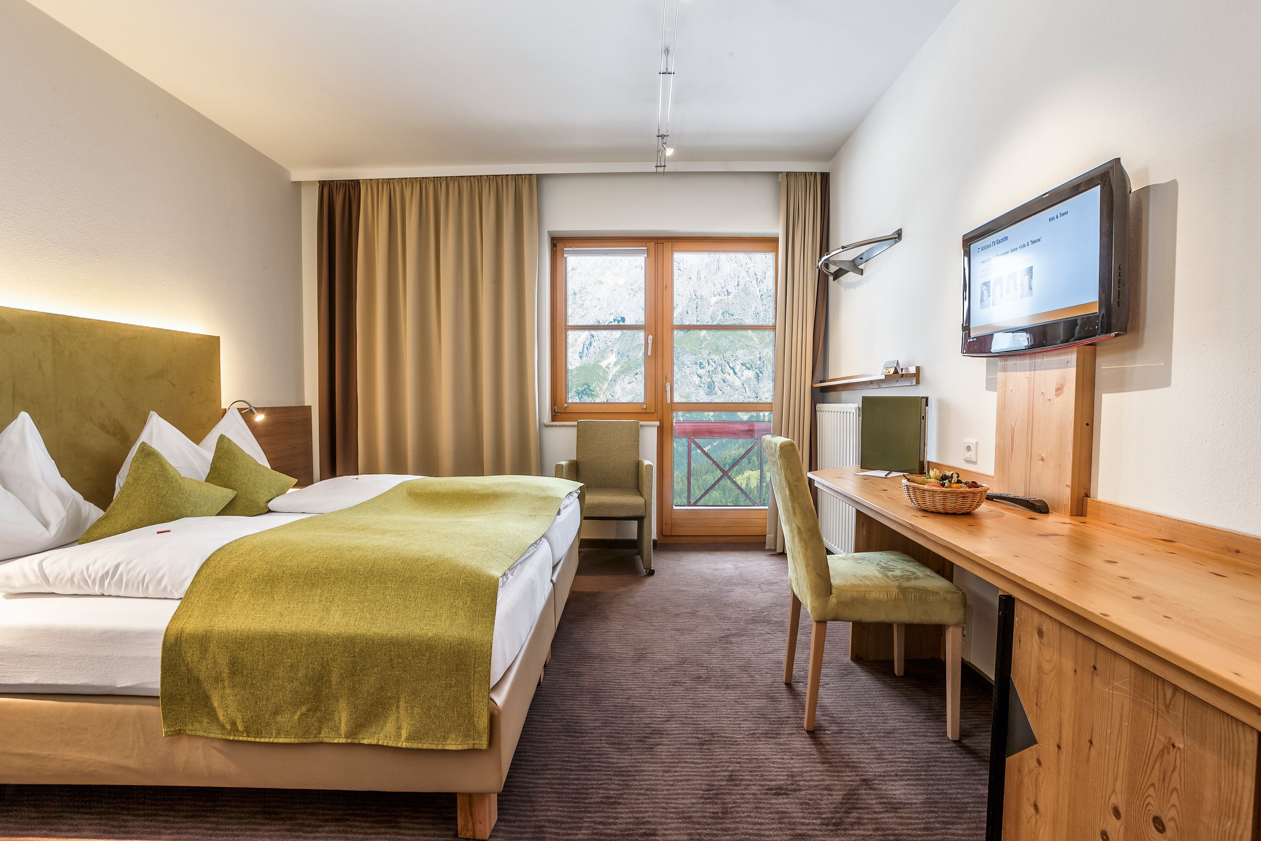 Schlafzimmer im Premium Cluburlaub bei Aldiana mit bequemem Bett und Arbeitsbereich