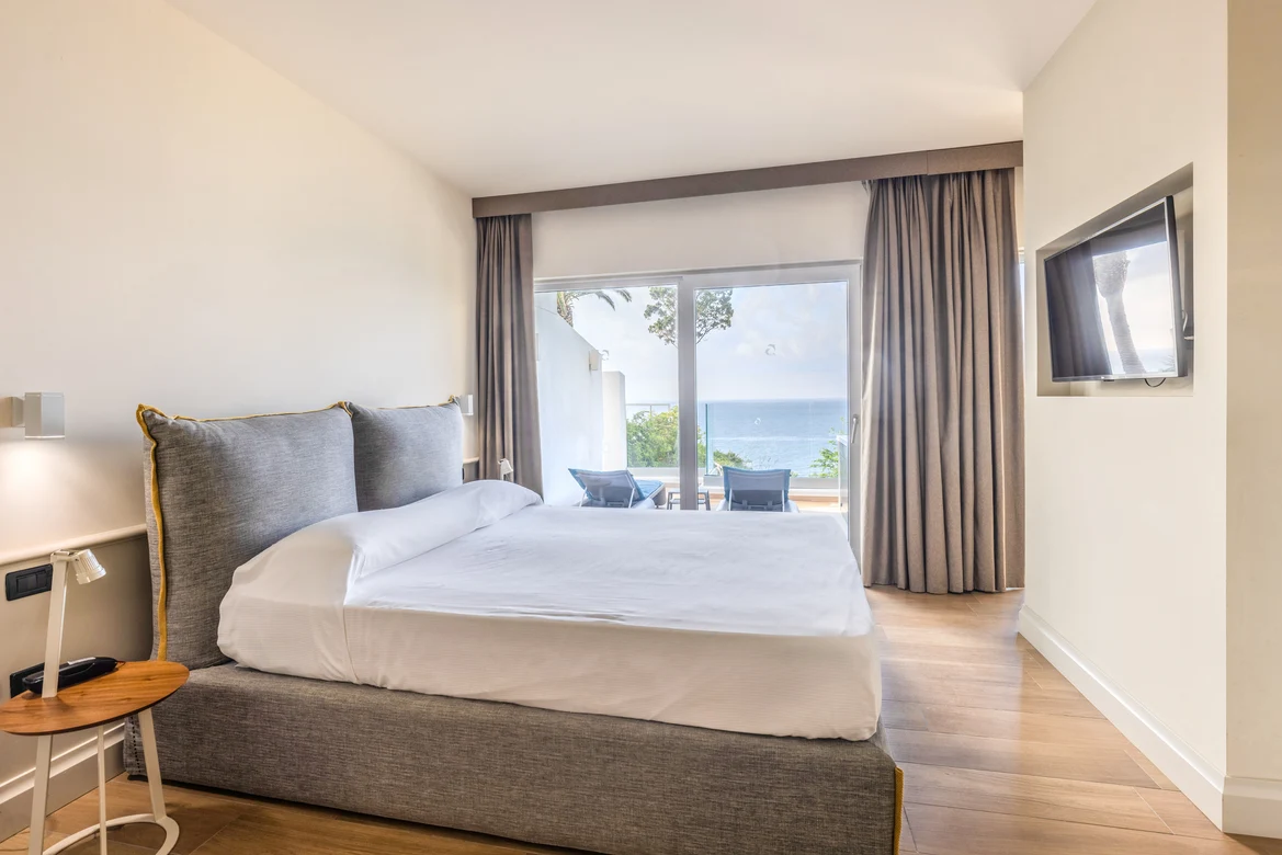Ein modernes Hotelzimmer bei Aldiana mit Meerblick und komfortabler Ausstattung