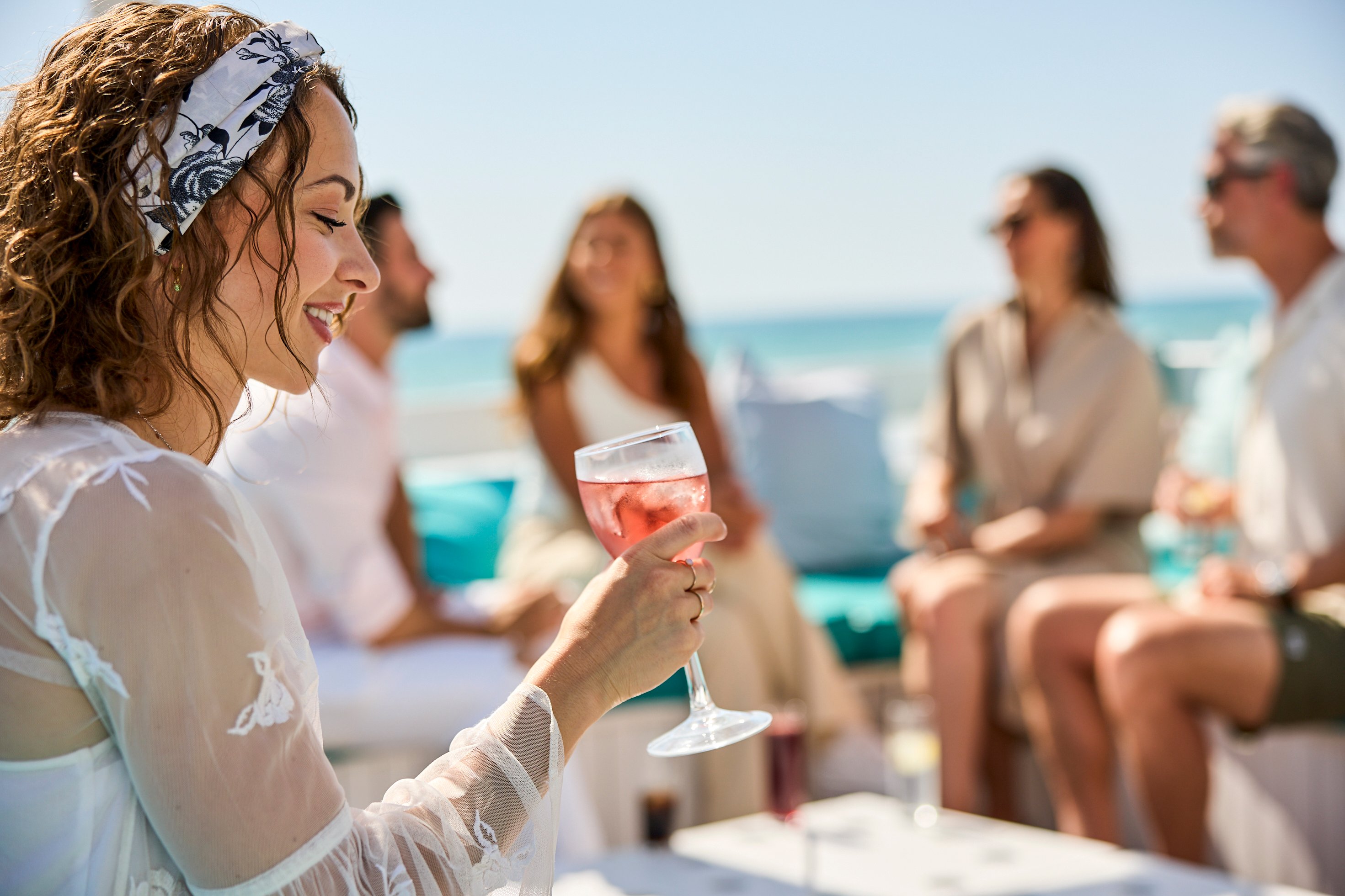 Menschen entspannen sich bei Premium Cluburlaub am Strand mit Getränken im Aldiana Resort