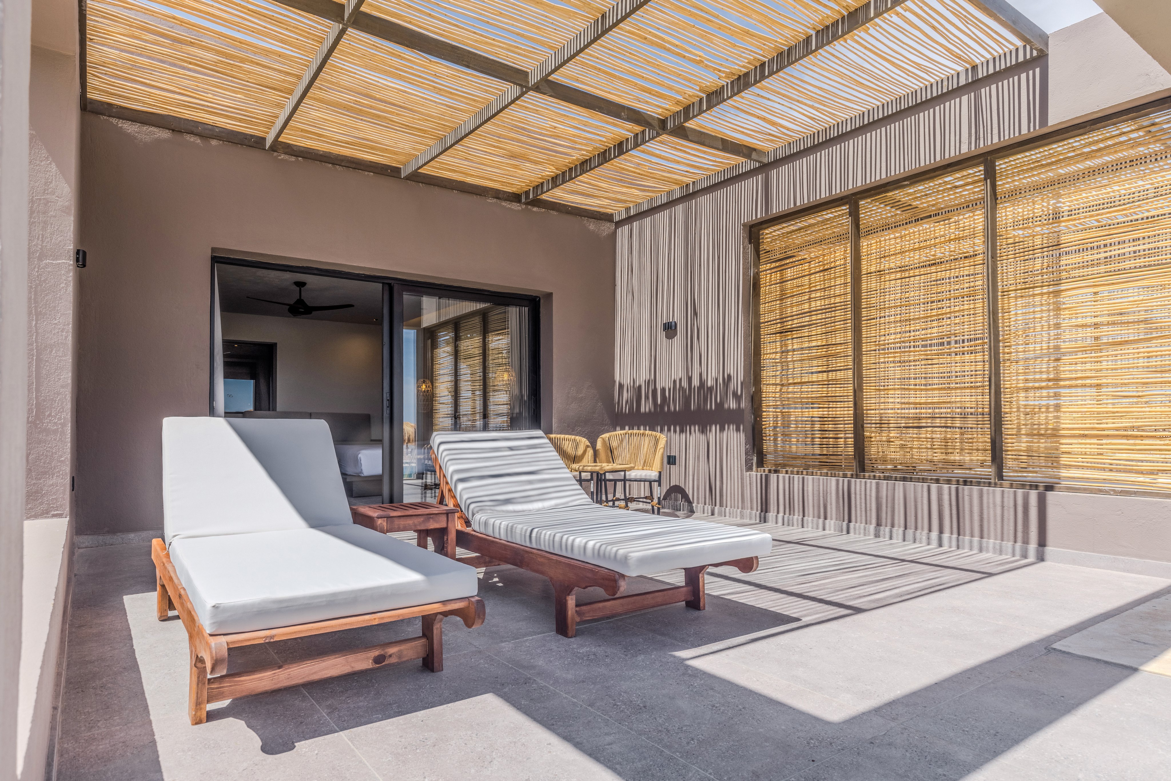 Ein entspannter Außenbereich mit Sonnenliegen und komfortabler Sitzgelegenheit.