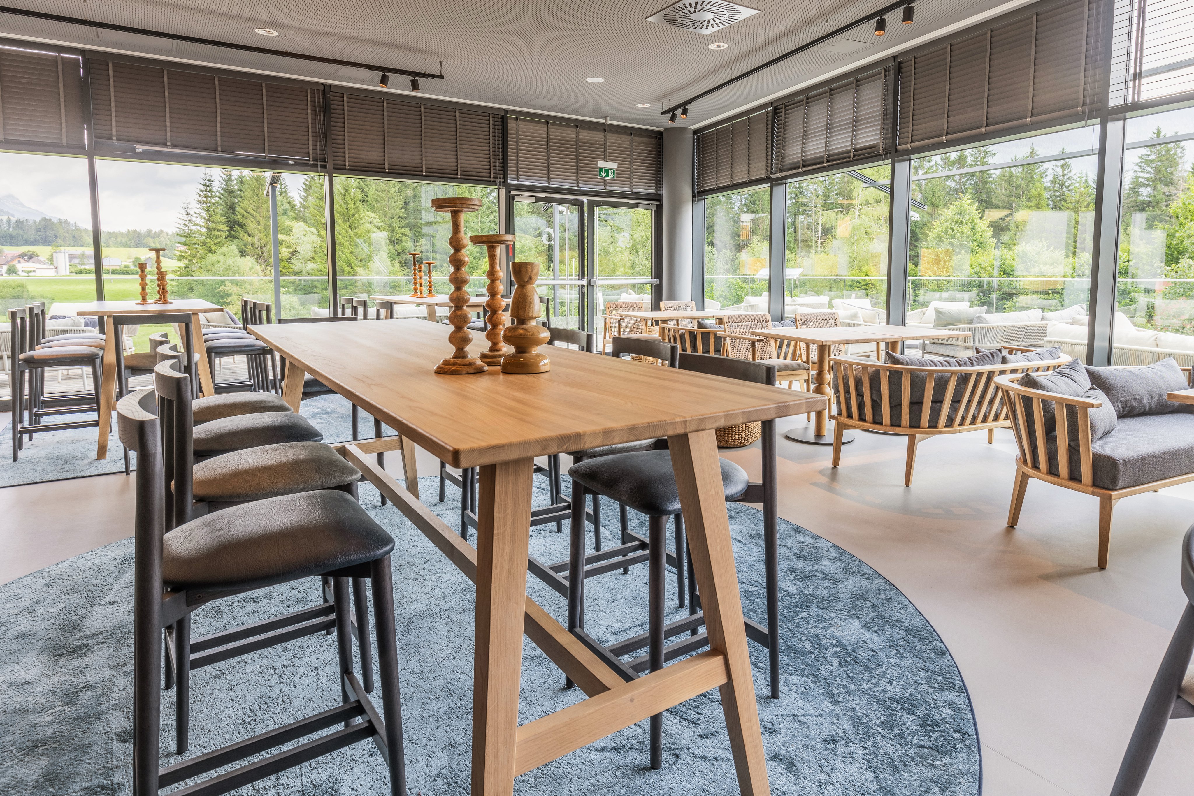 Barbereich mit Tischen und Hockern 