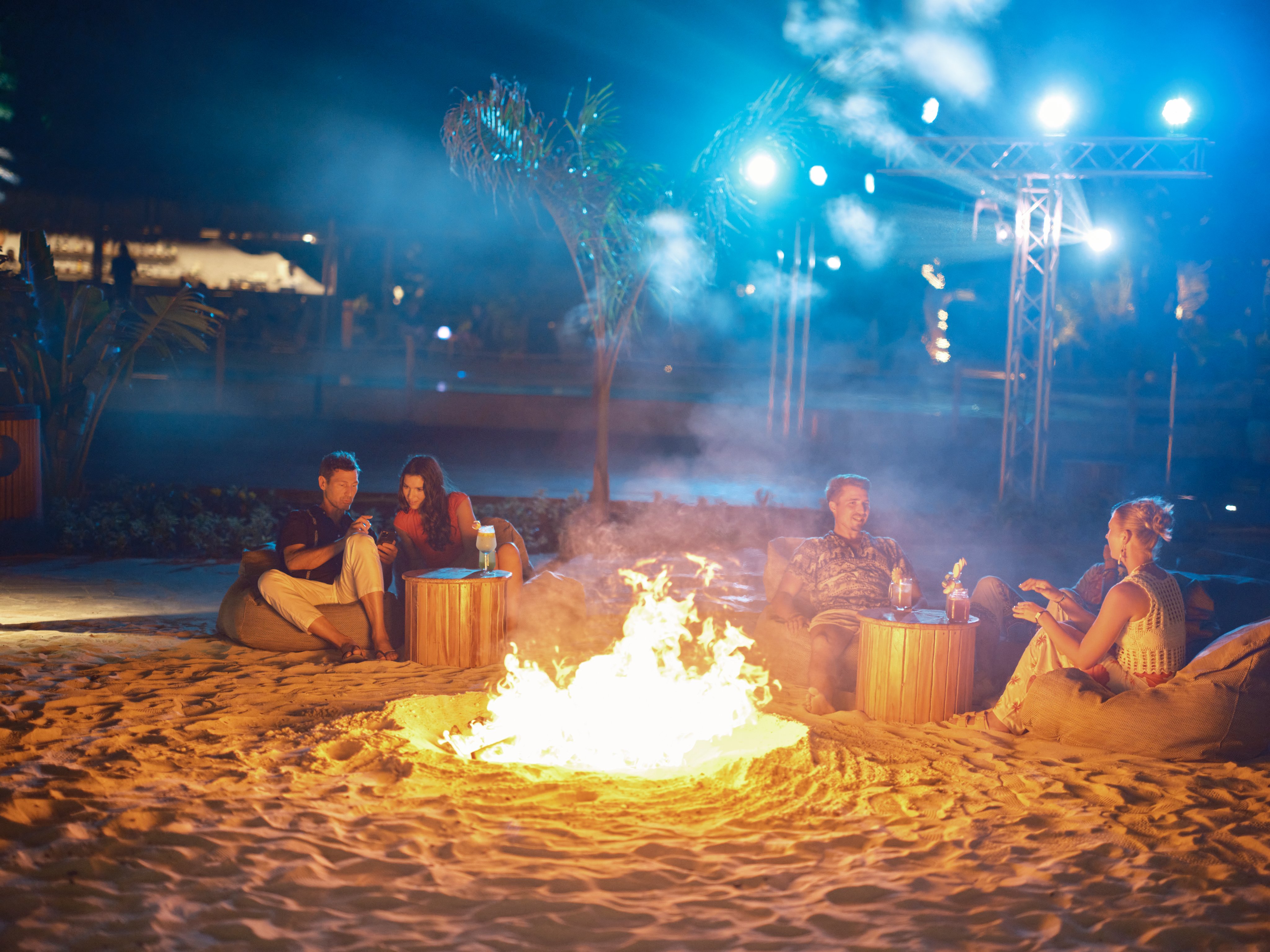 Entspannung am Lagerfeuer bei Abendstimmung am Aldiana Reiseziel in warmem Licht