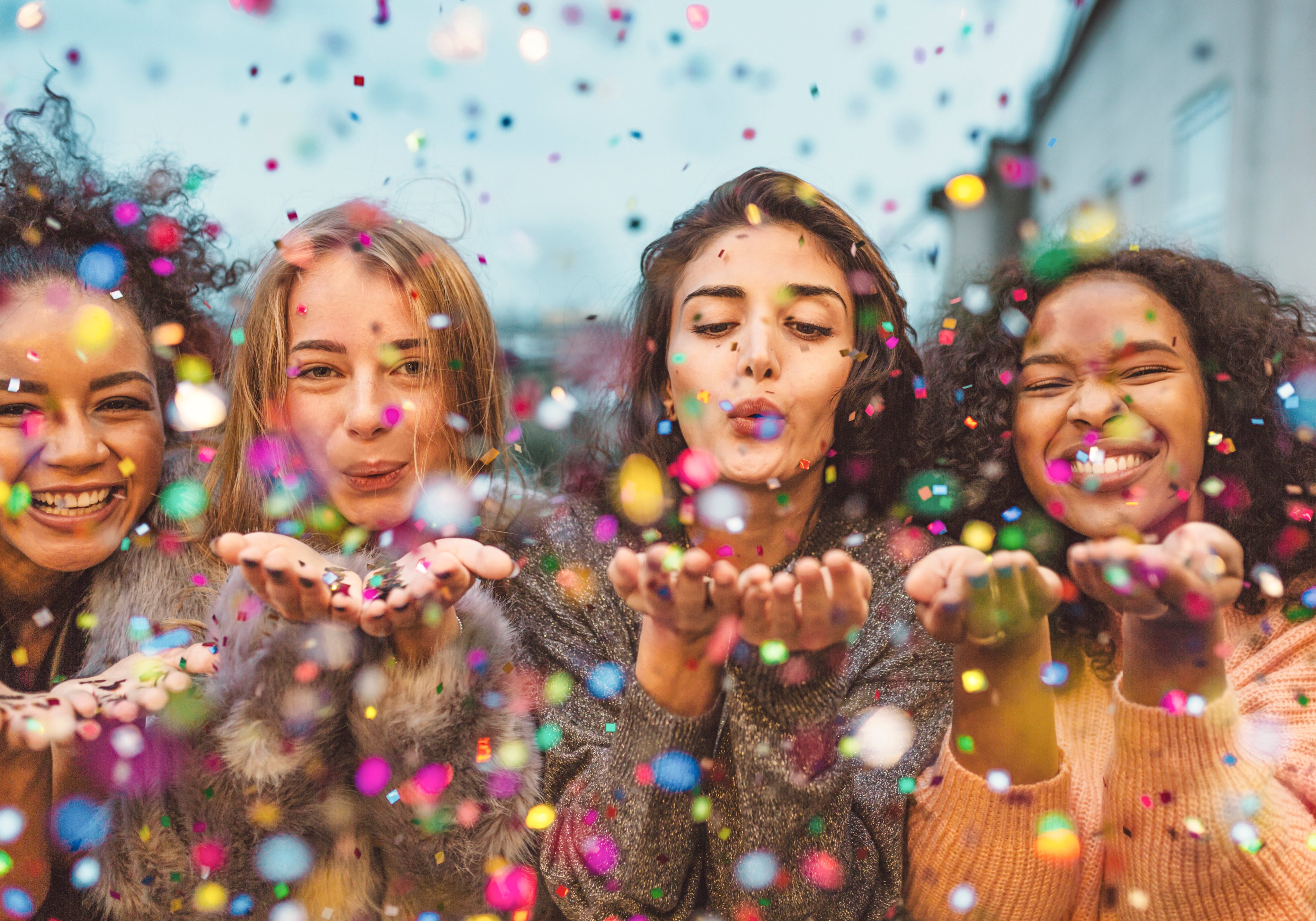 Mehrere Kinder feiern mit buntem Konfetti und halten es in den Händen bei Aldiana Premium Cluburlaub