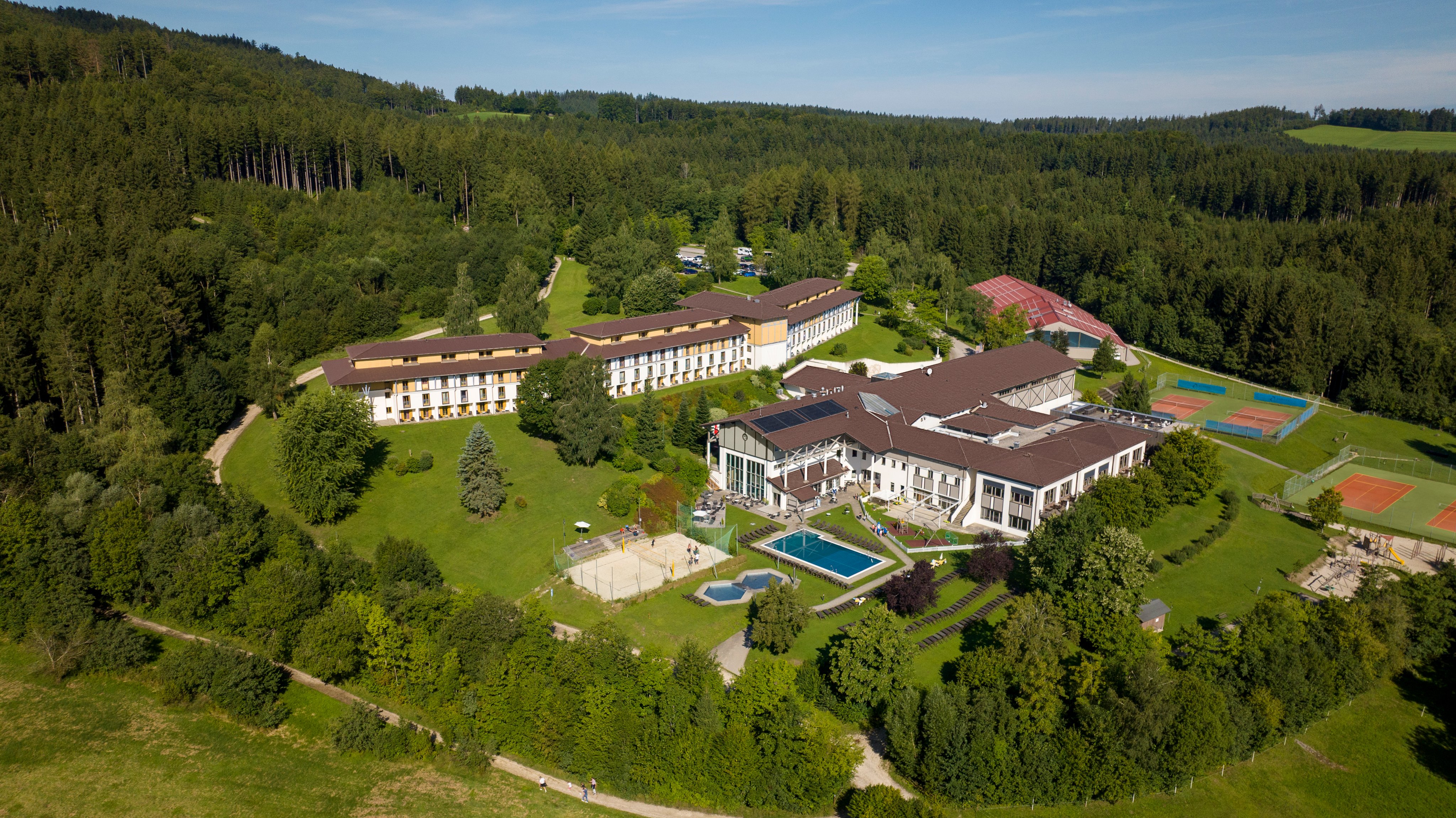 Aldiana Urlaubsresort in grüner Natur mit Pool und Tennisplätzen, exklusiver Premium Cluburlaub.