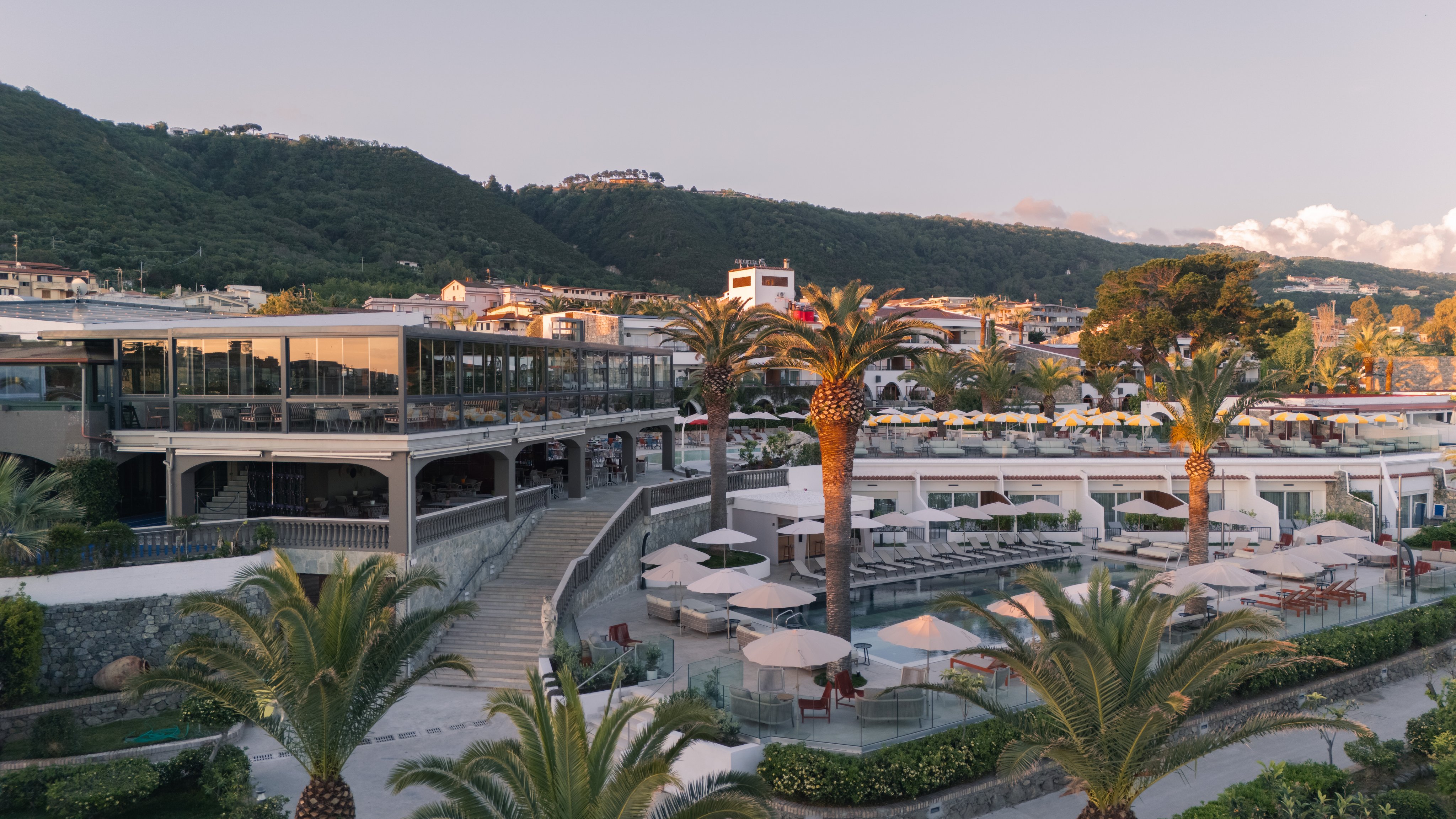 Wunderschöner Aldiana Premium Cluburlaub mit Pool, Palmen und Bergblick im Hintergrund