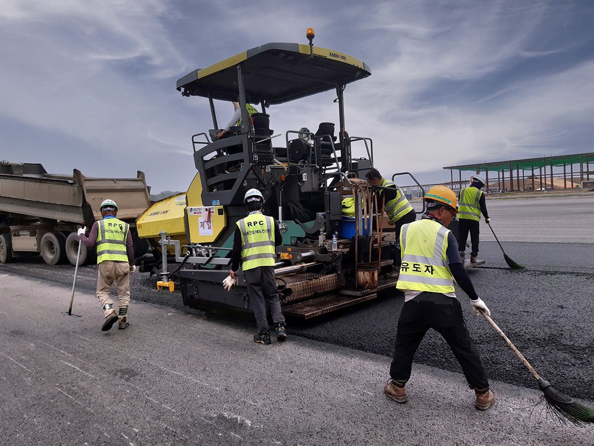 aft_700-3_premium_tracked_paver_03_210902.jpg