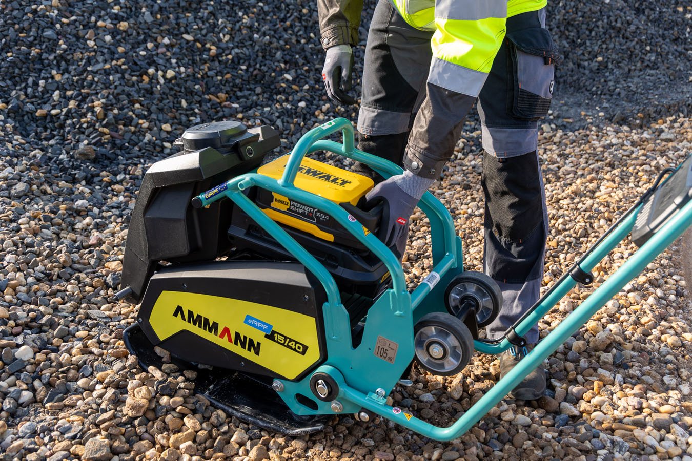 Ammann_DeWalt_eAPF_1540_Vibratory_Plate_battery_250826.jpg
