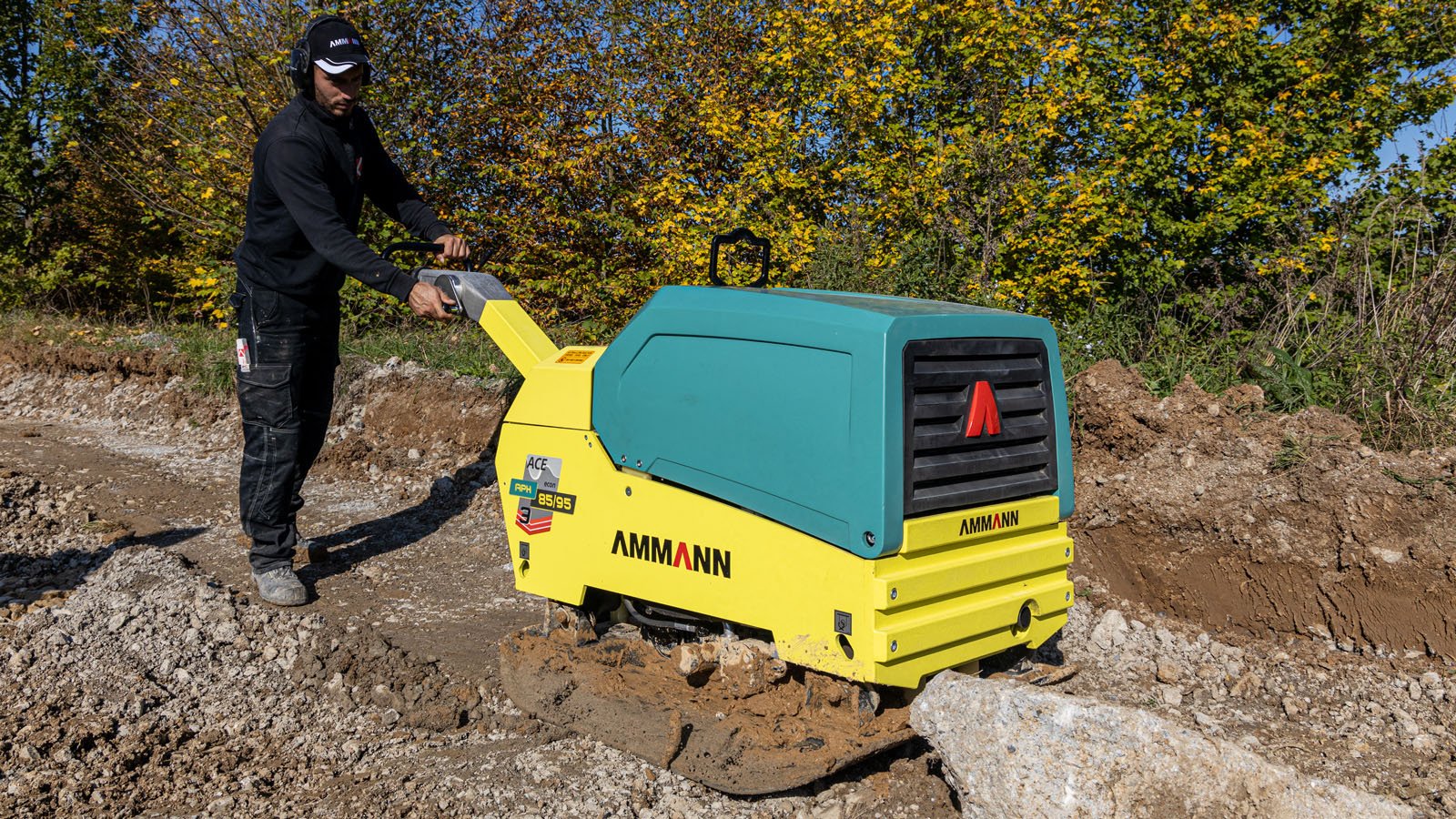 aph-8595_vibratory_plate_action_2_191129.jpg