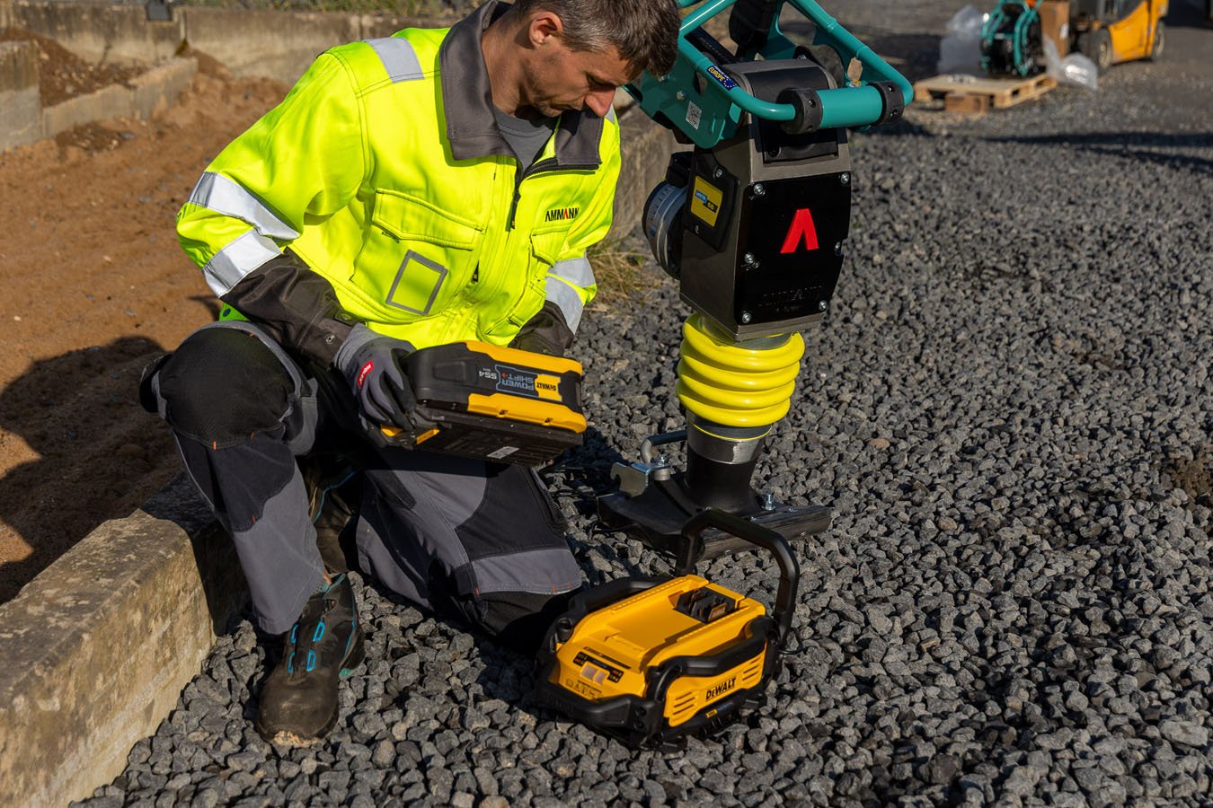 Ammann_DeWalt_eATR_68_Rammer_Battery_250826.jpg