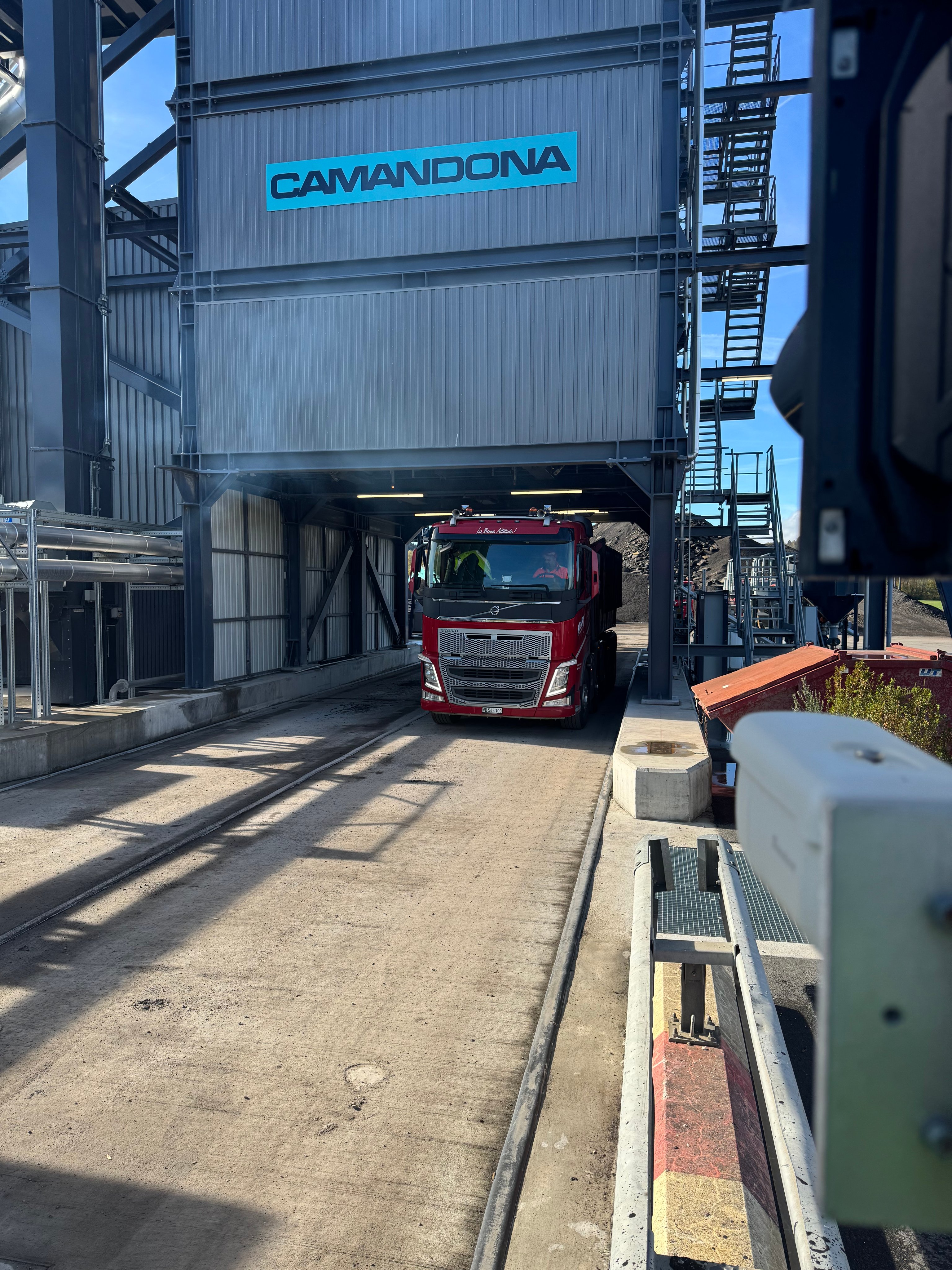 4_LKW unter Silo, Kamera im Vordergrund.JPG