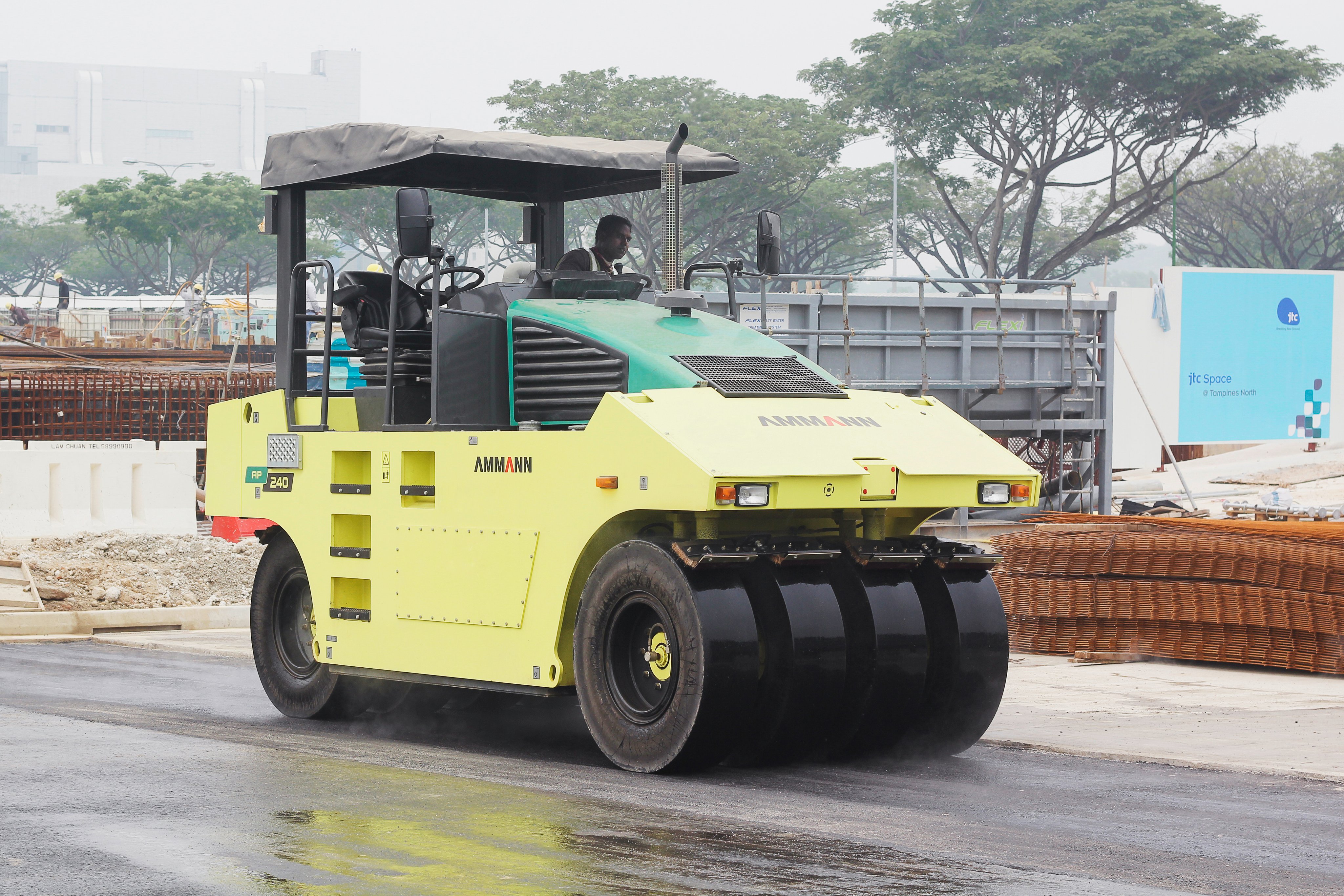 ap_240_t2_pneumatic_tyred_roller_singapore_6411_mrgb.jpg