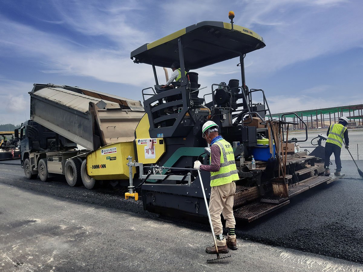 aft_700-3_premium_tracked_paver_02_210902.jpg