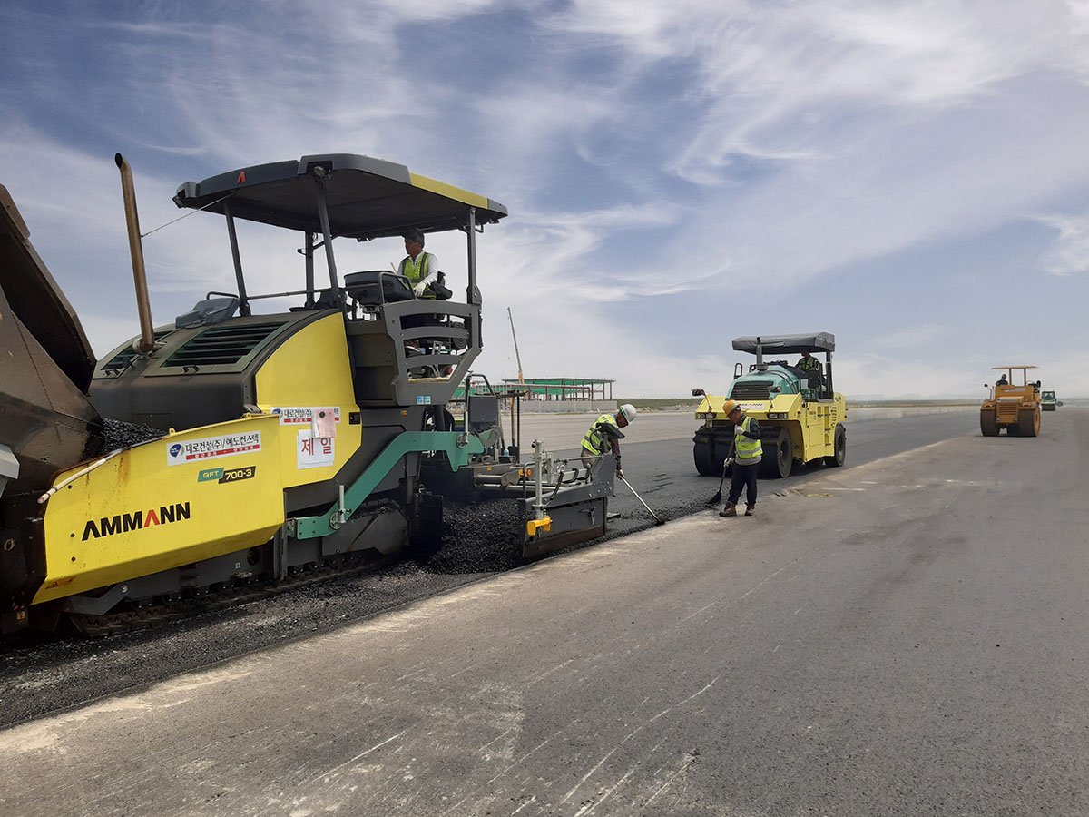 aft_700-3_premium_tracked_paver_01_210902.jpg